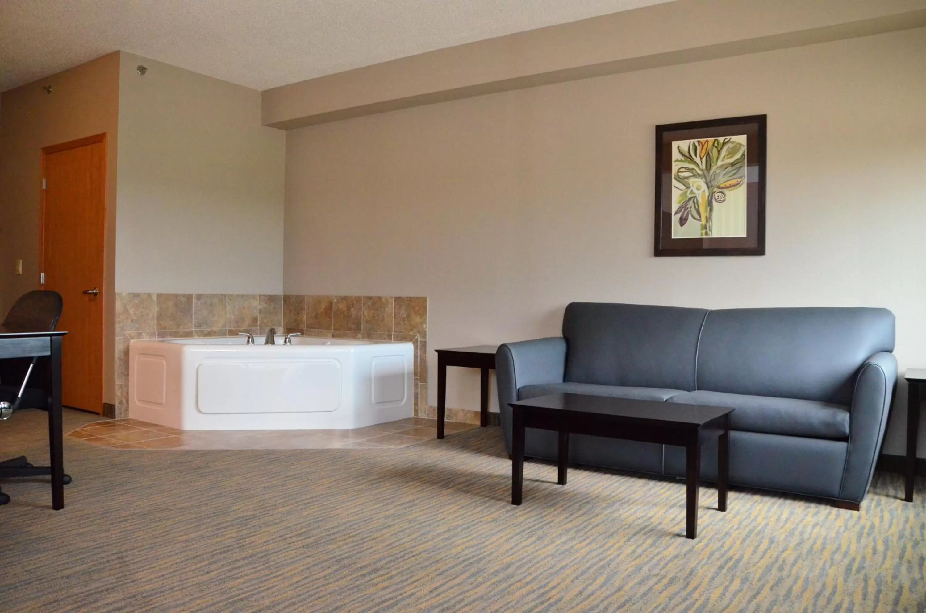 Suite with Hot Tub in Qube Hotel - Polk City