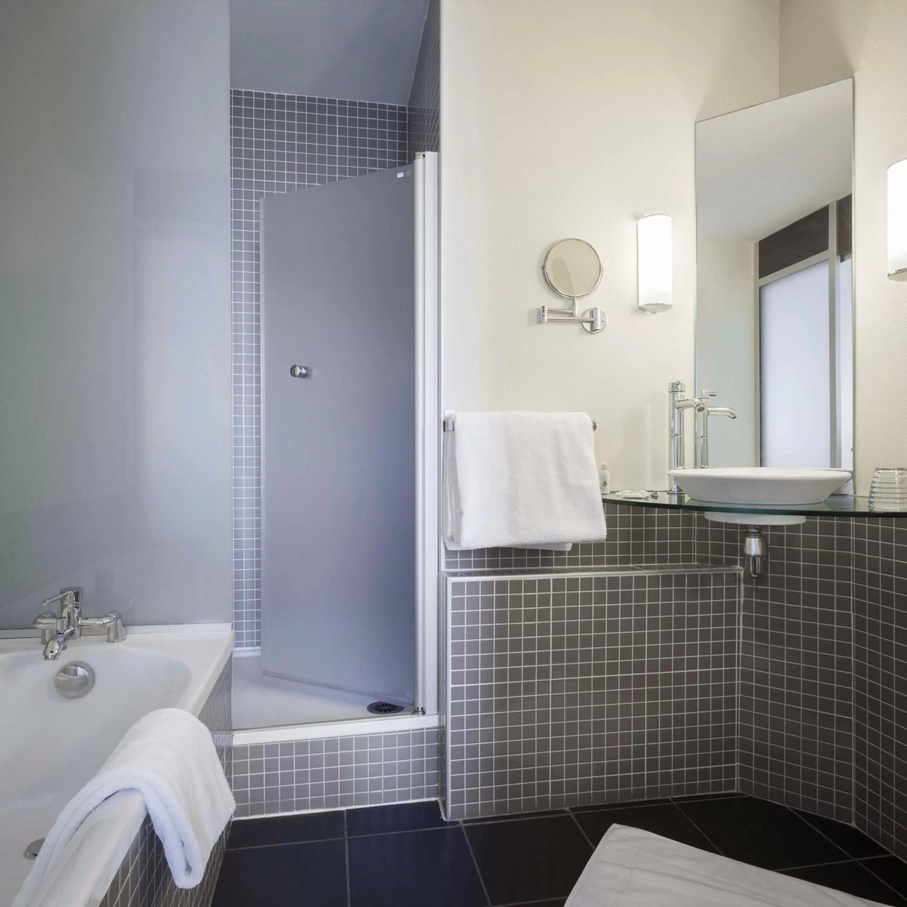 Standard Queen Room in Best Western Plus Le Canard sur le Toit