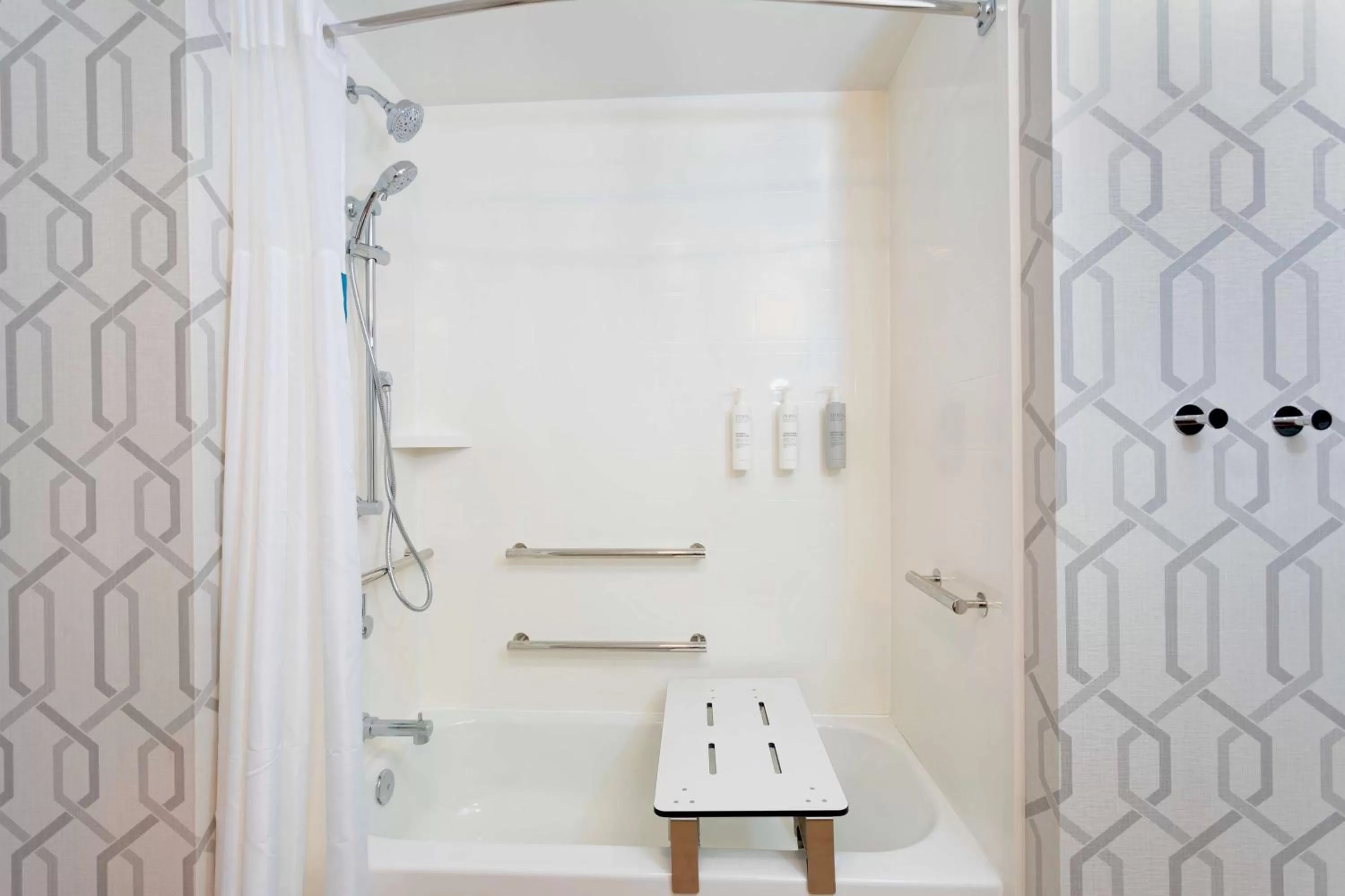 King Room with Tub - Mobility Access in Hampton Inn Marianna I-10