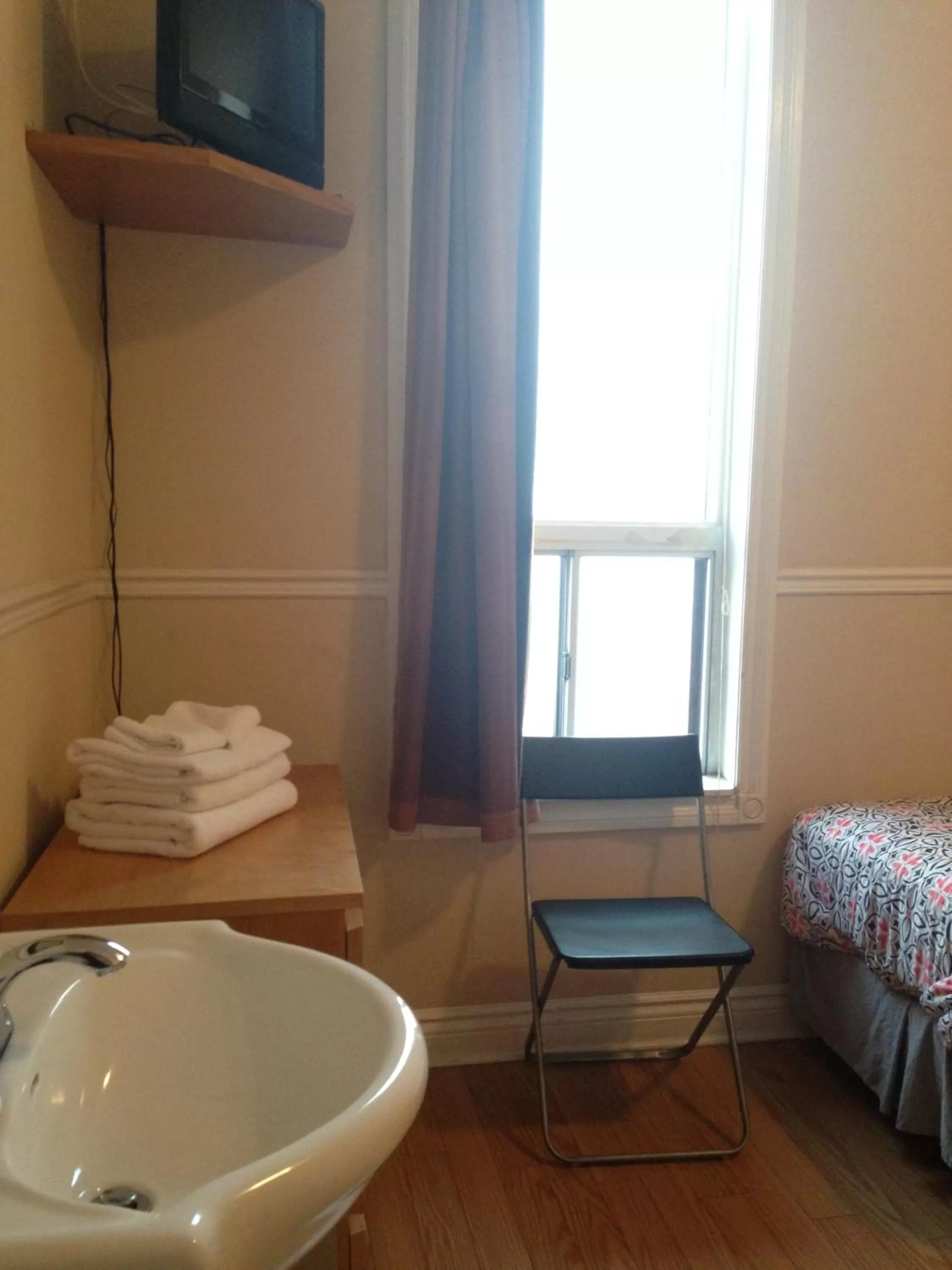 Basic Double or Twin Room with Two Single Beds and Shared Bathroom in The Rex Hotel Jazz & Blues Bar