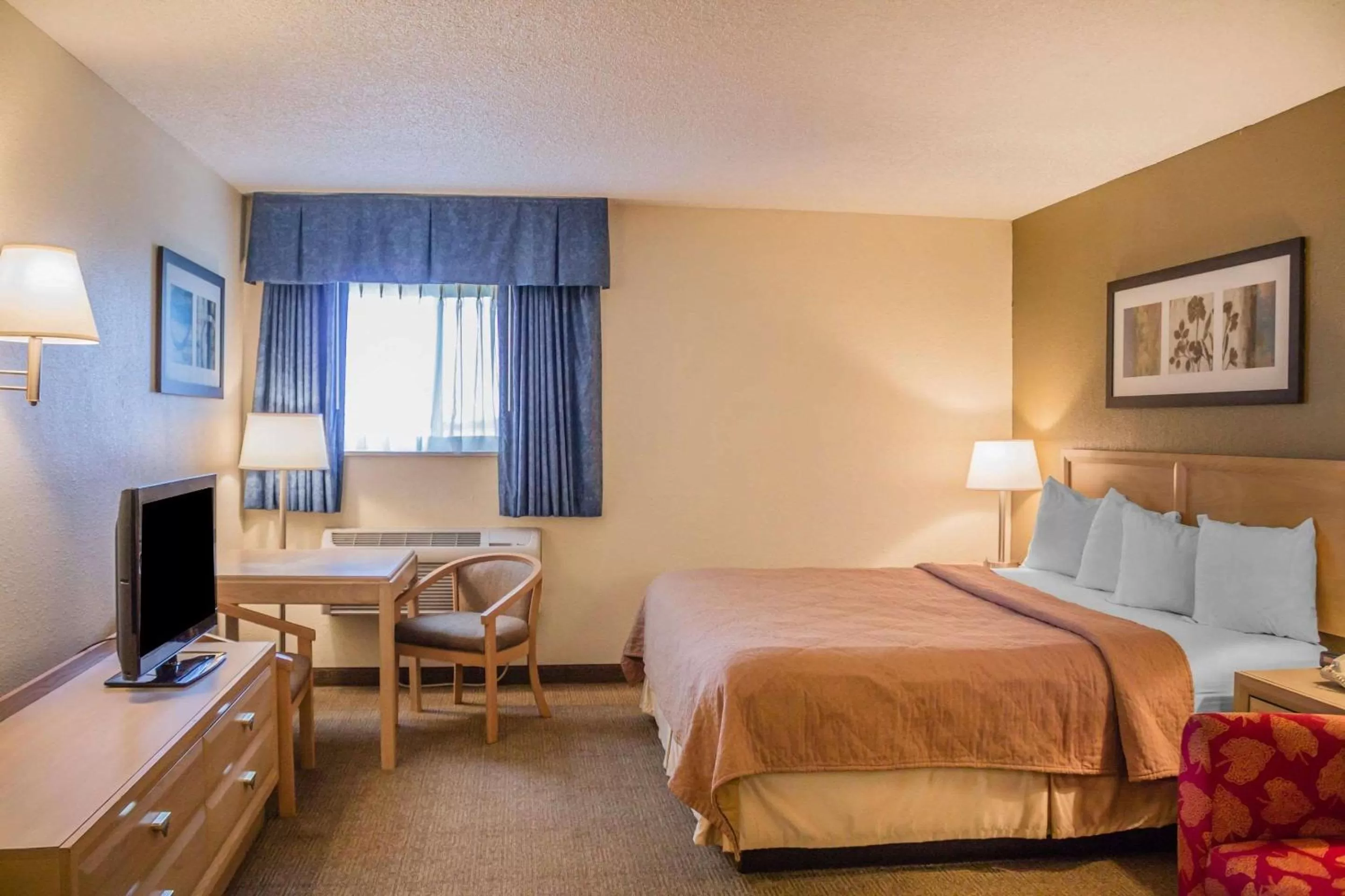 King Room with Front Lake View and Whirlpool - Non-Smoking in Quality Inn Port Clinton Waterfront