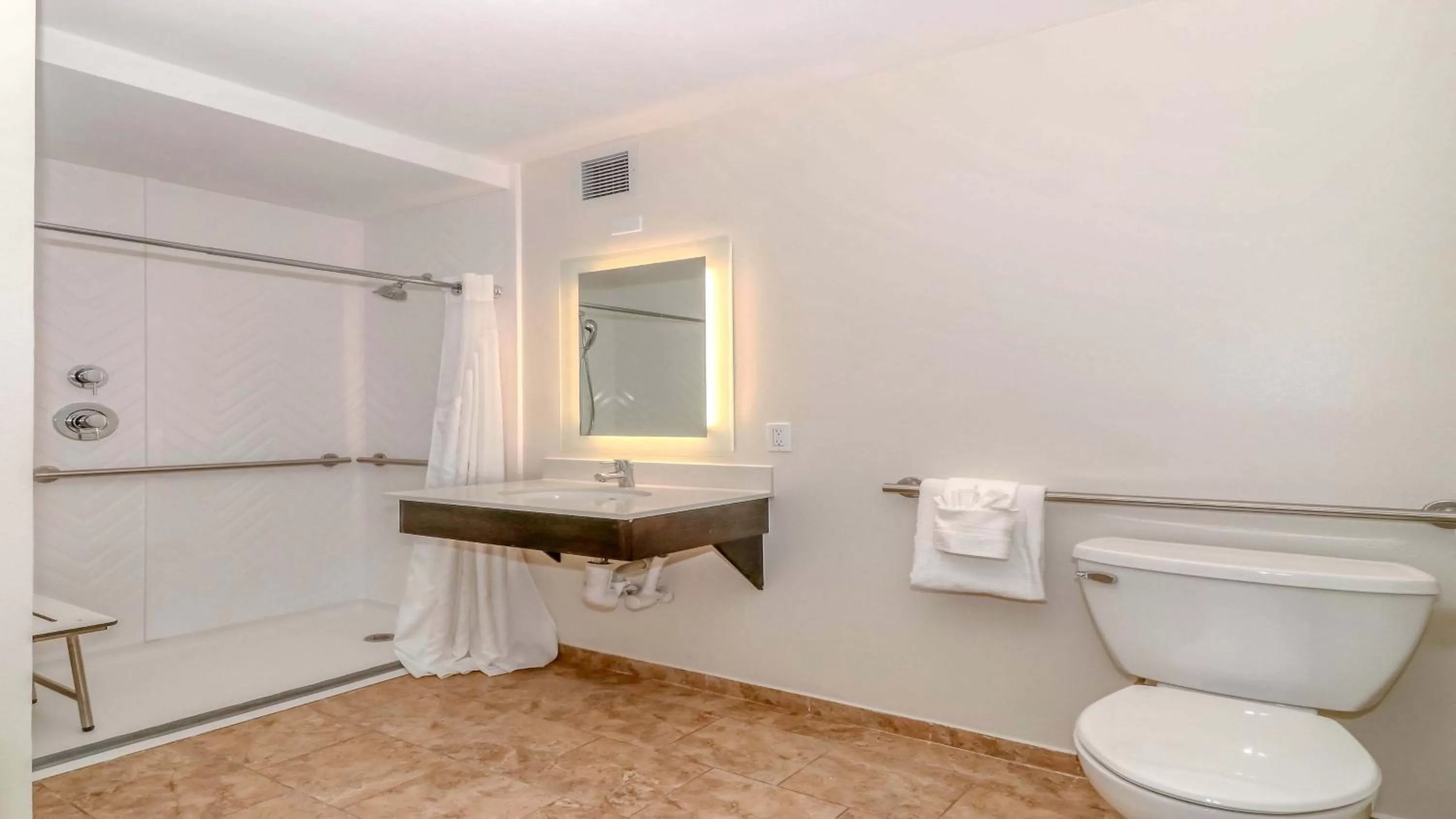 King Room with Roll-In Shower - Disability Access in Holiday Inn Resort Oceanfront at Surfside Beach by IHG