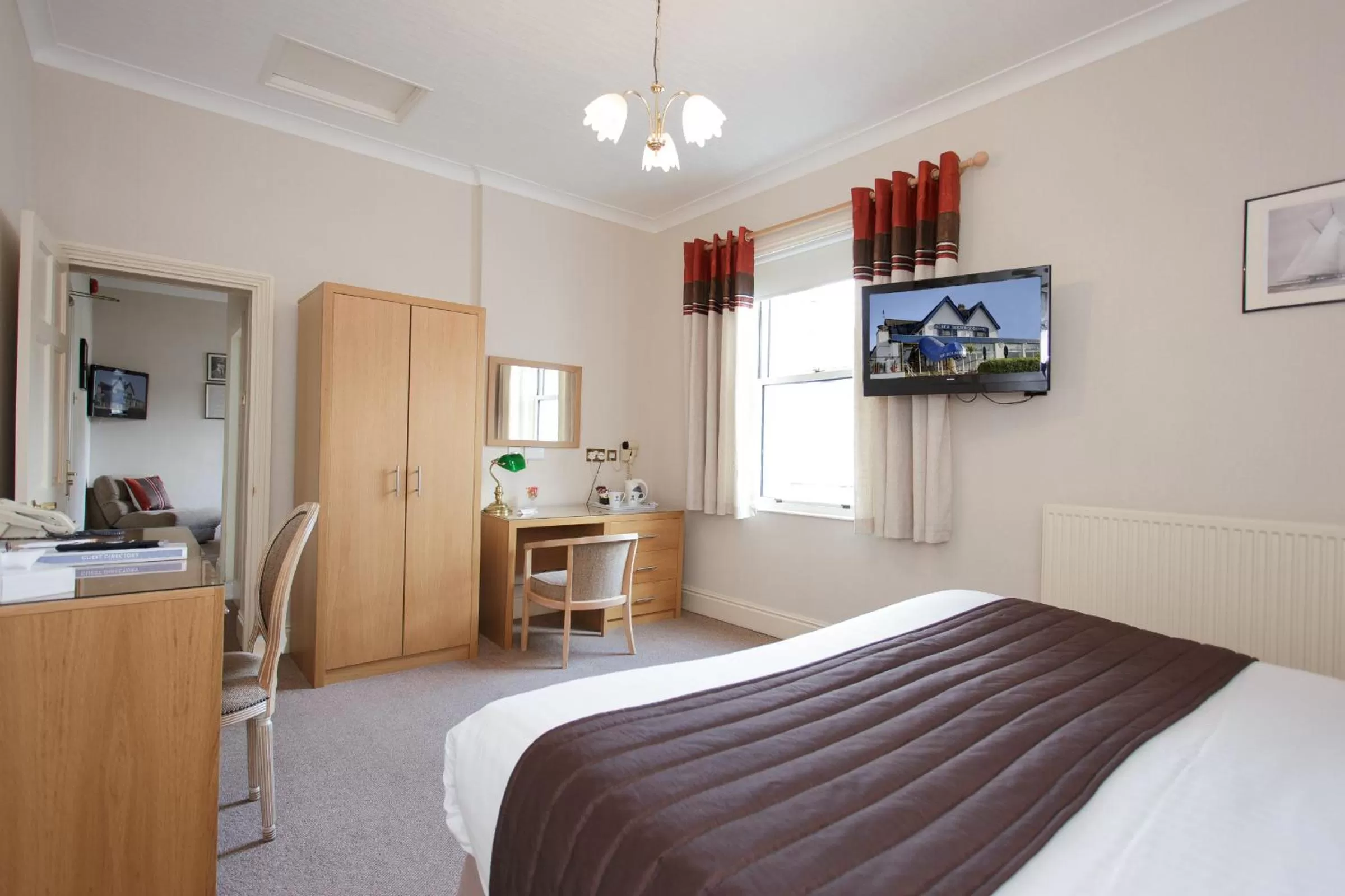 King Suite in BEST WESTERN New Holmwood Hotel