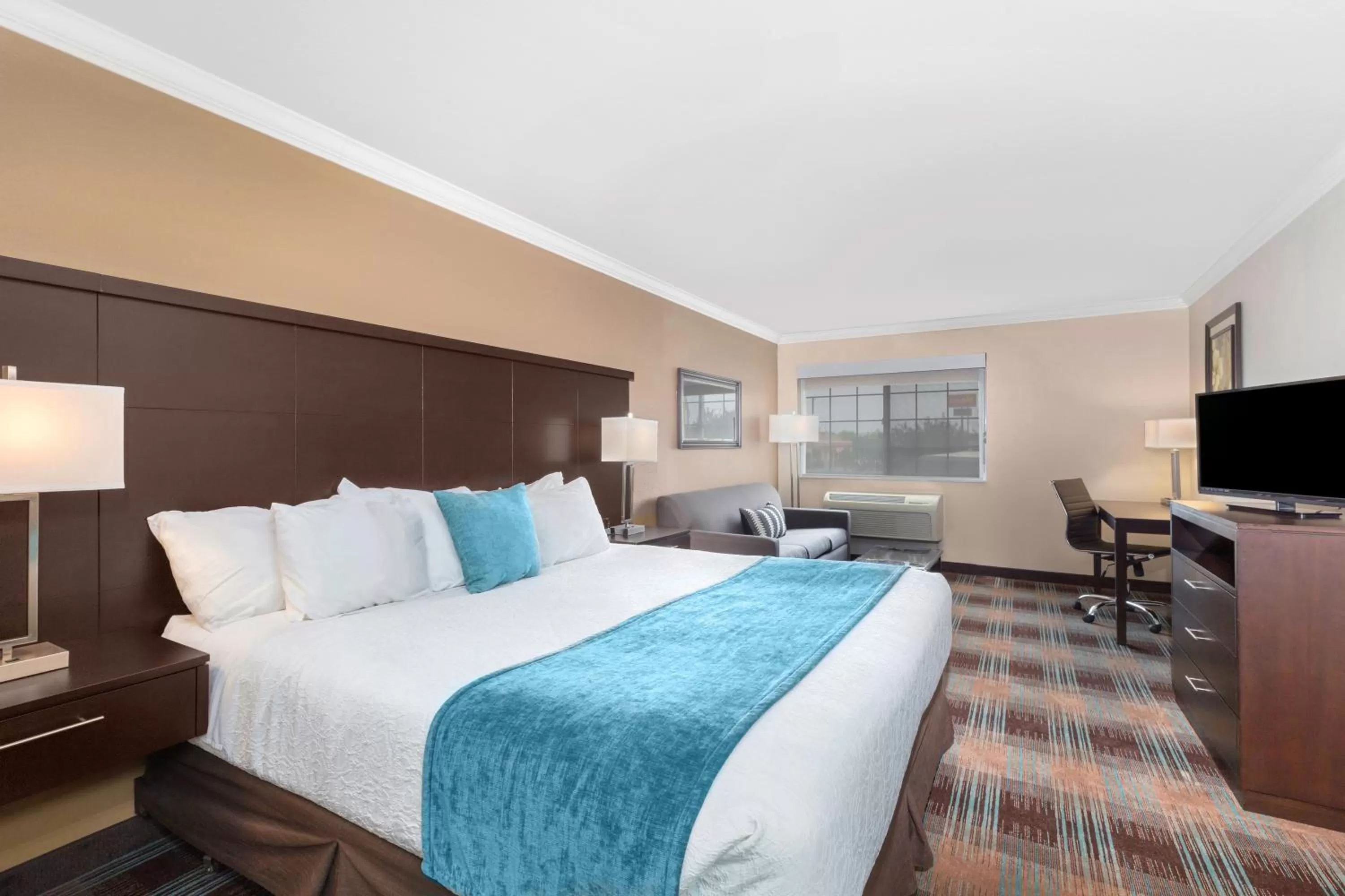 King Room with Sofa Bed in Inn at Moses Lake