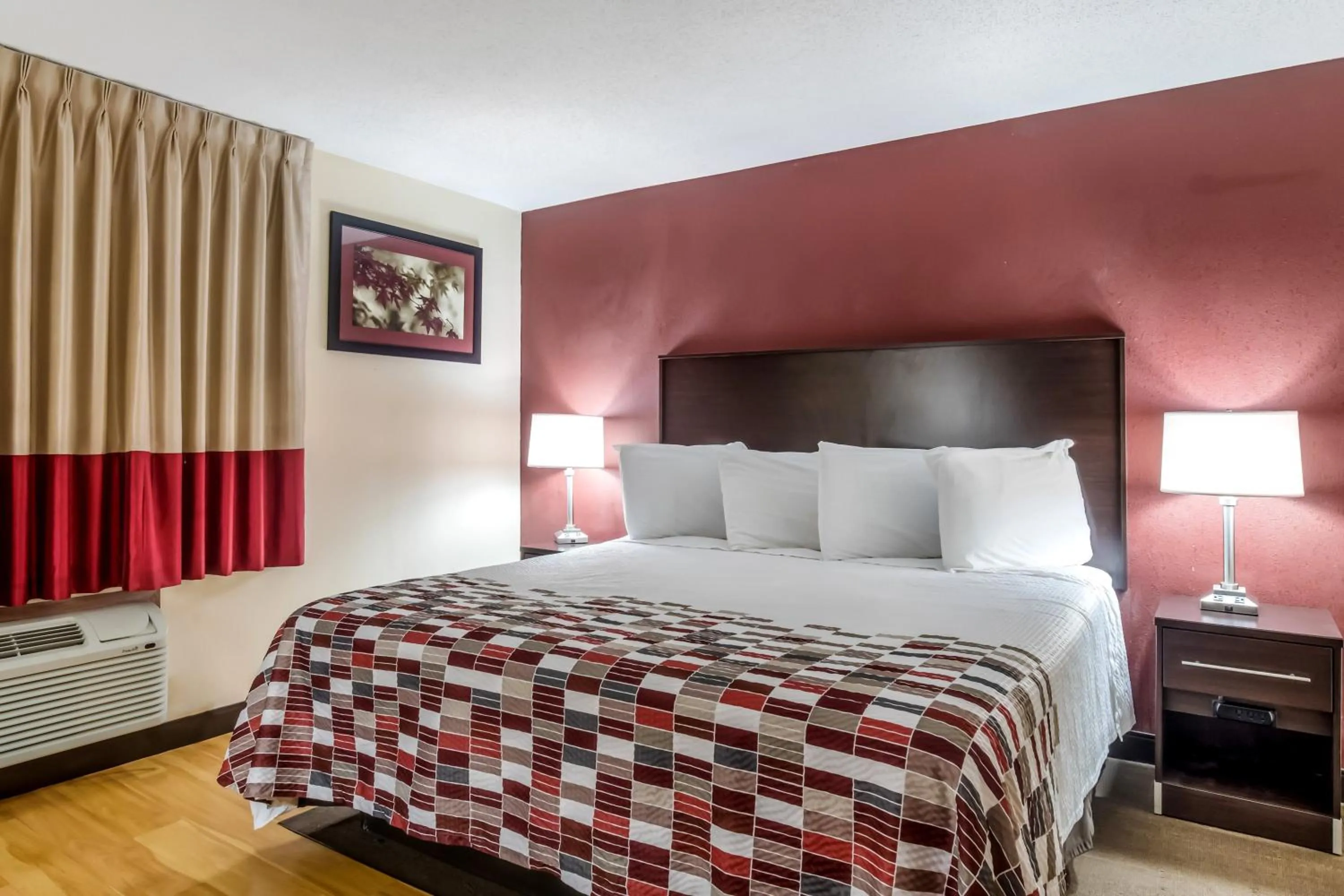 Deluxe King Room Non-Smoking in Red Roof Inn Chicago-Alsip