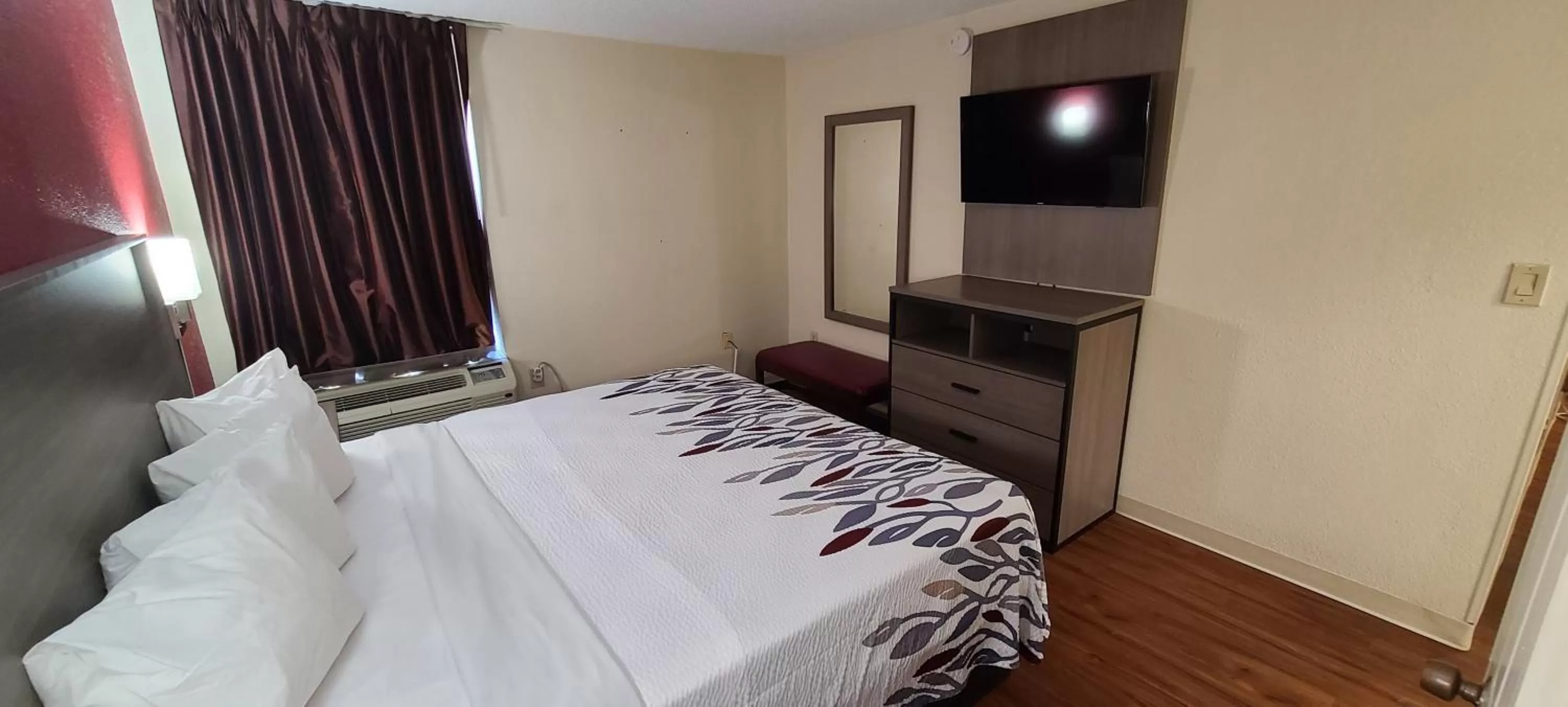 Deluxe Queen Room Non-Smoking in Red Roof Inn & Suites Cornelius - Lake Norman