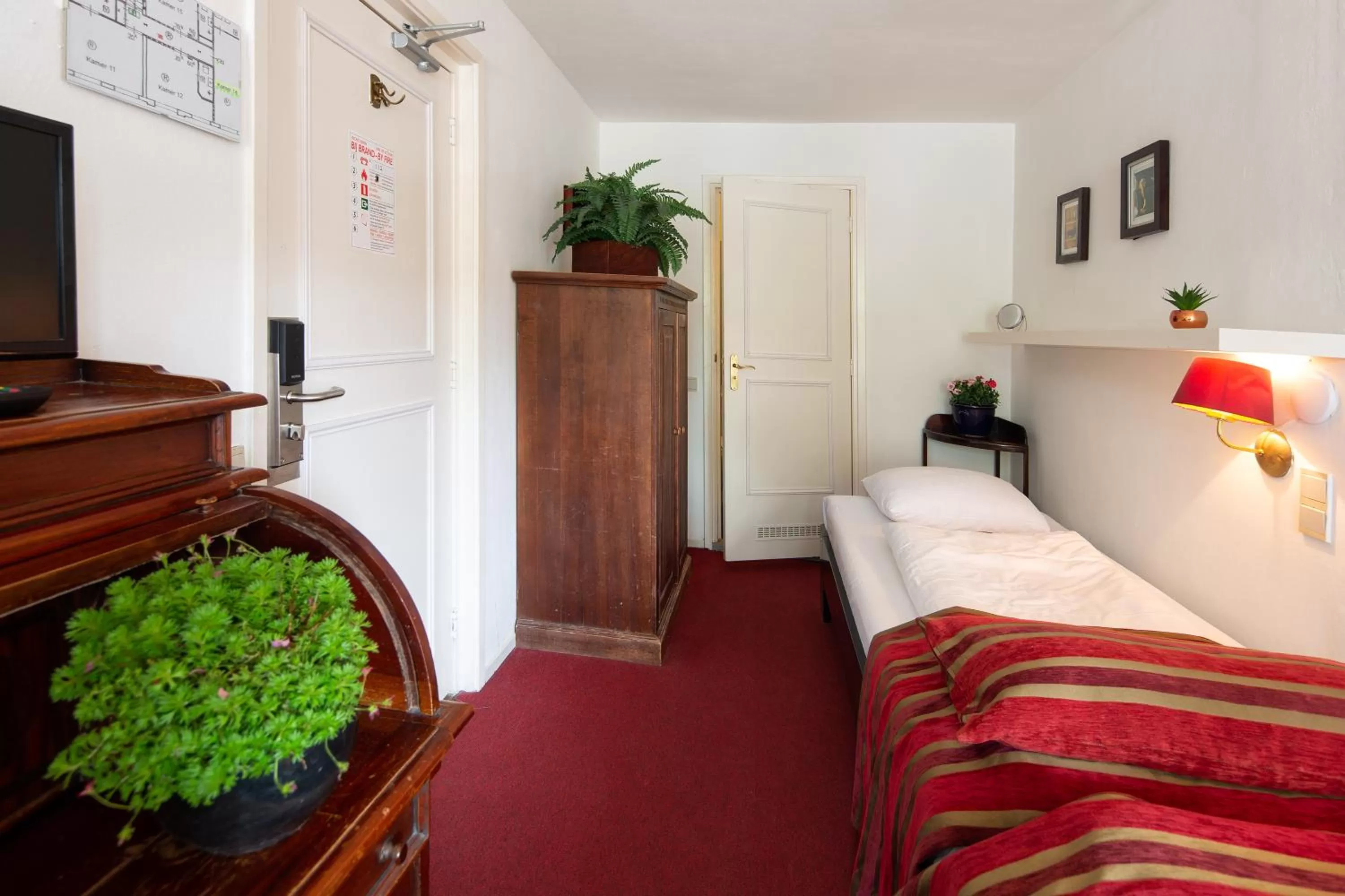 Twin Room with Canal View in Amsterdam House Hotel