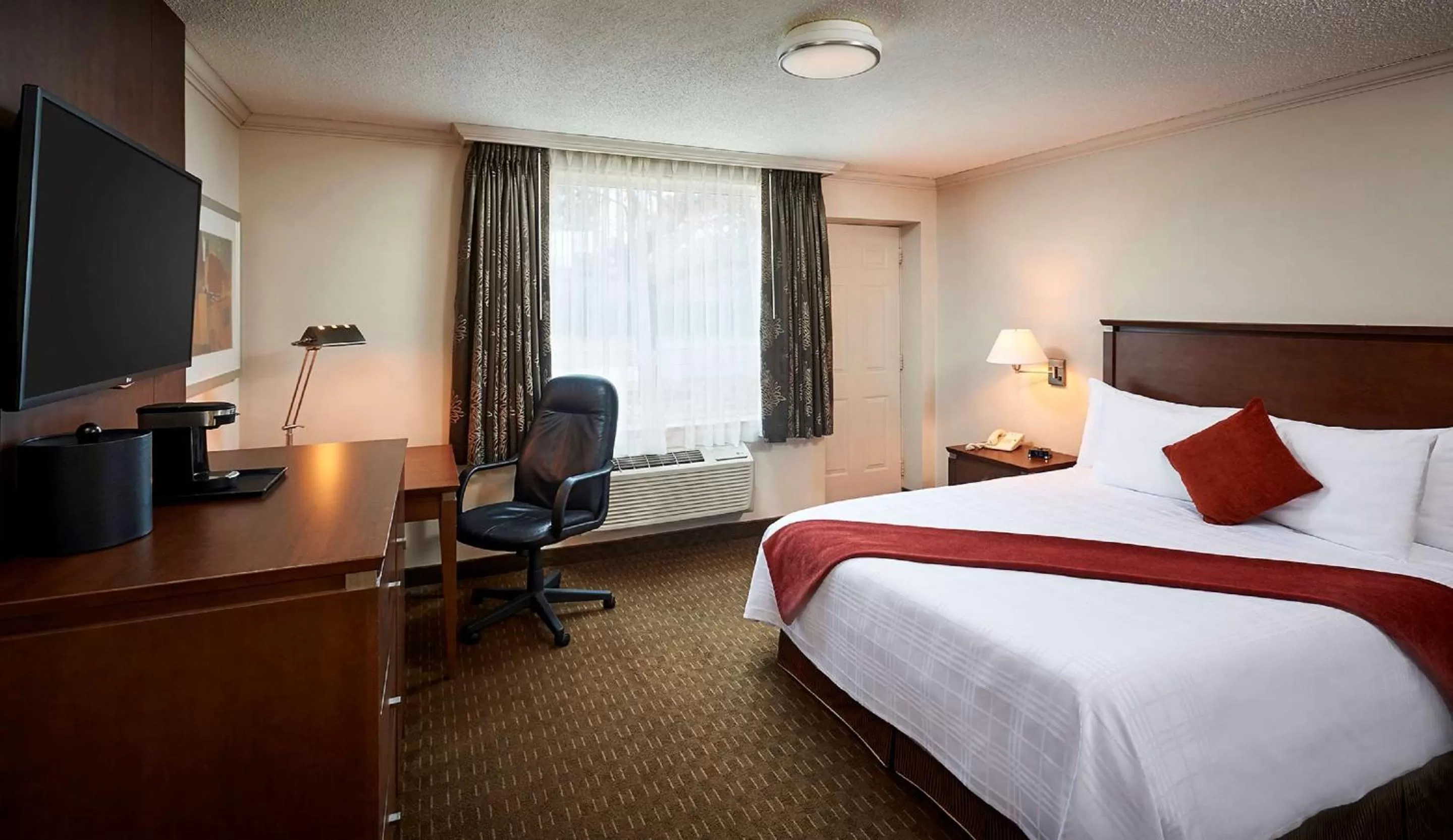Standard Queen Room in Best Western Plus Guildwood Inn