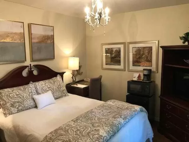 Queen Room in Rainbow Courts