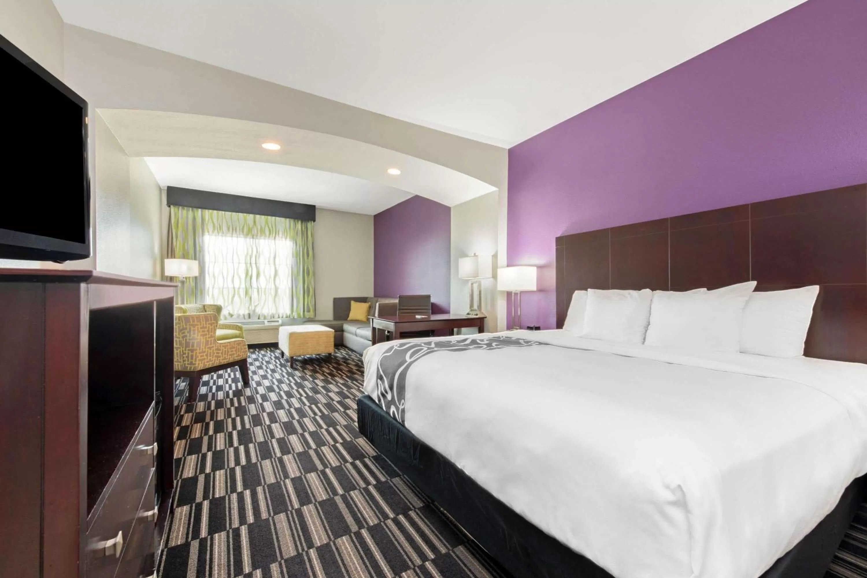 King Room with Bath Tub - Mobility/Hearing Accessible - Non-Smoking in La Quinta by Wyndham Bridge City-Orange