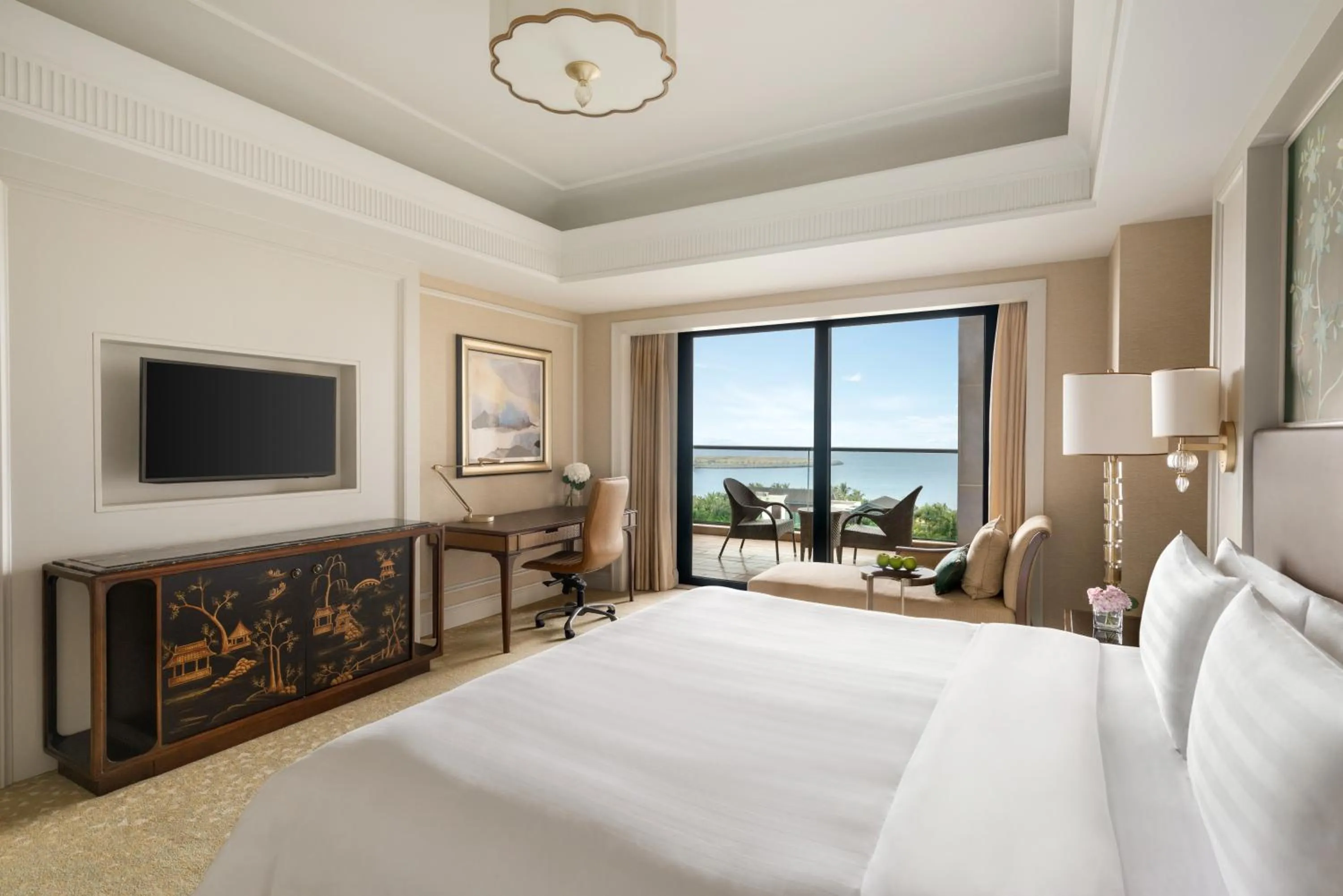 Superior Suite 1 kingsize bed, Ocean view  in Grand Hotel Haikou - Managed by Accor