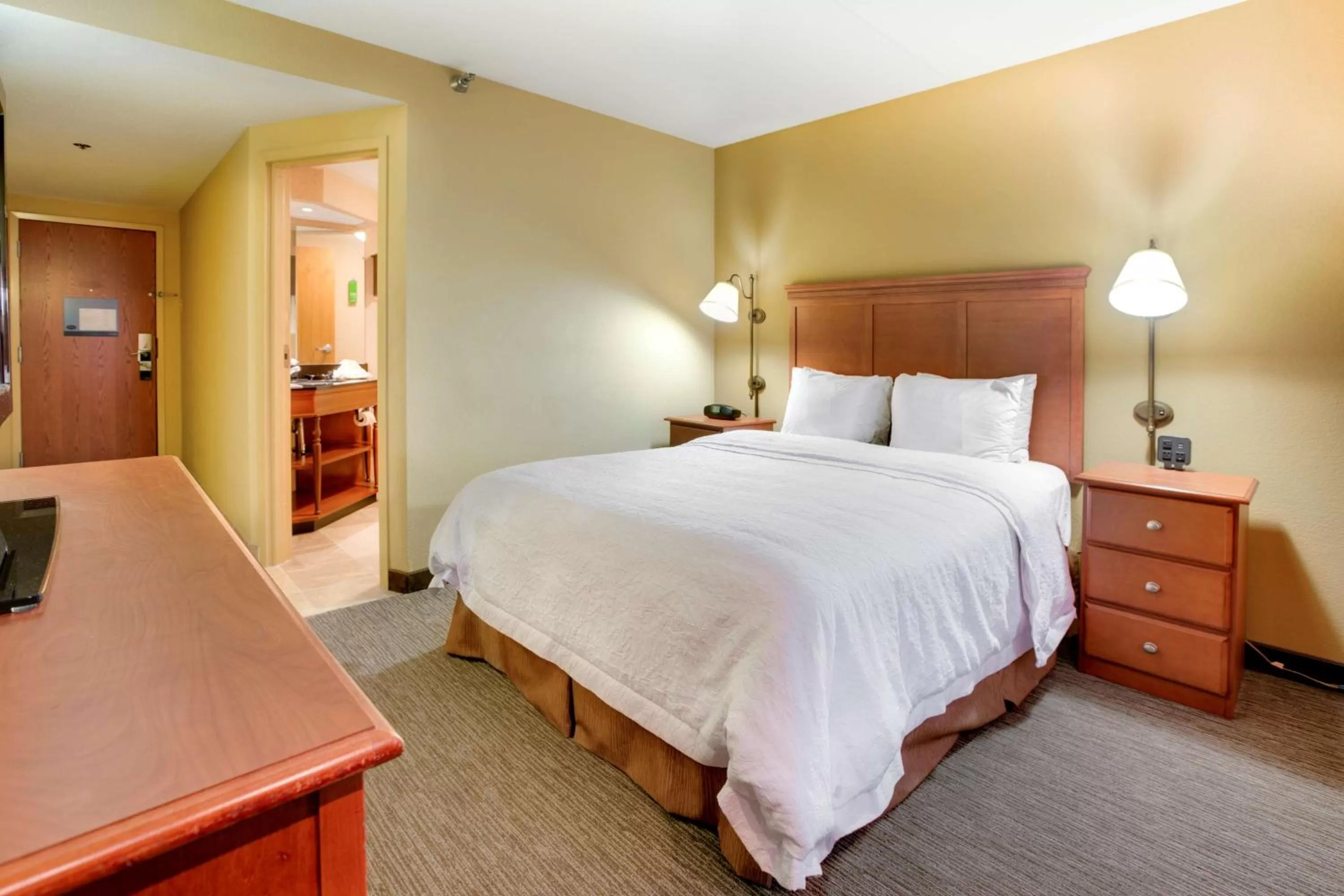 Queen Room with Mobility Access/Non-Smoking in Hampton Inn Pittsburgh/Airport