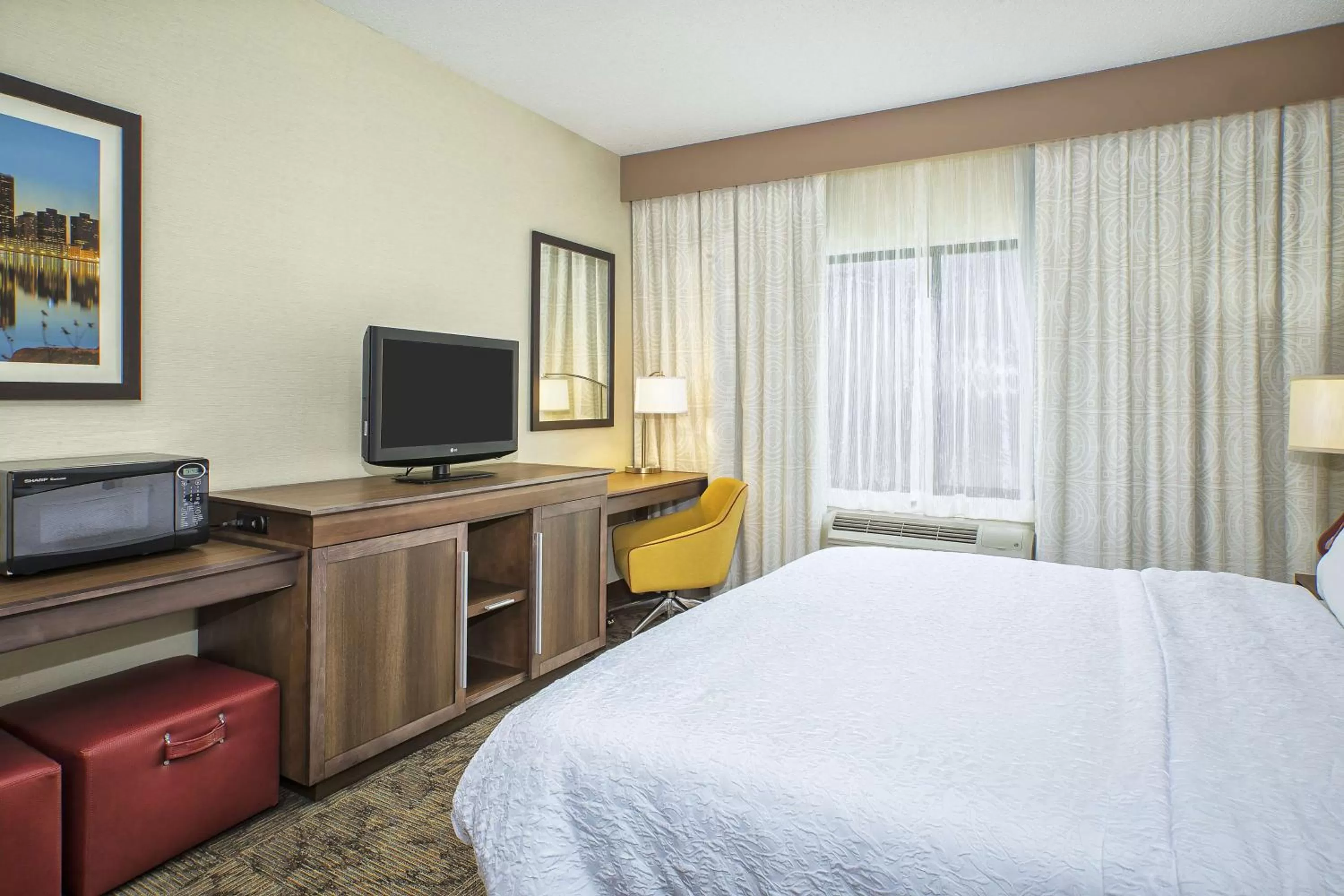 King Room with Tub - Mobility Accessible in Hampton Inn Detroit/Belleville-Airport Area