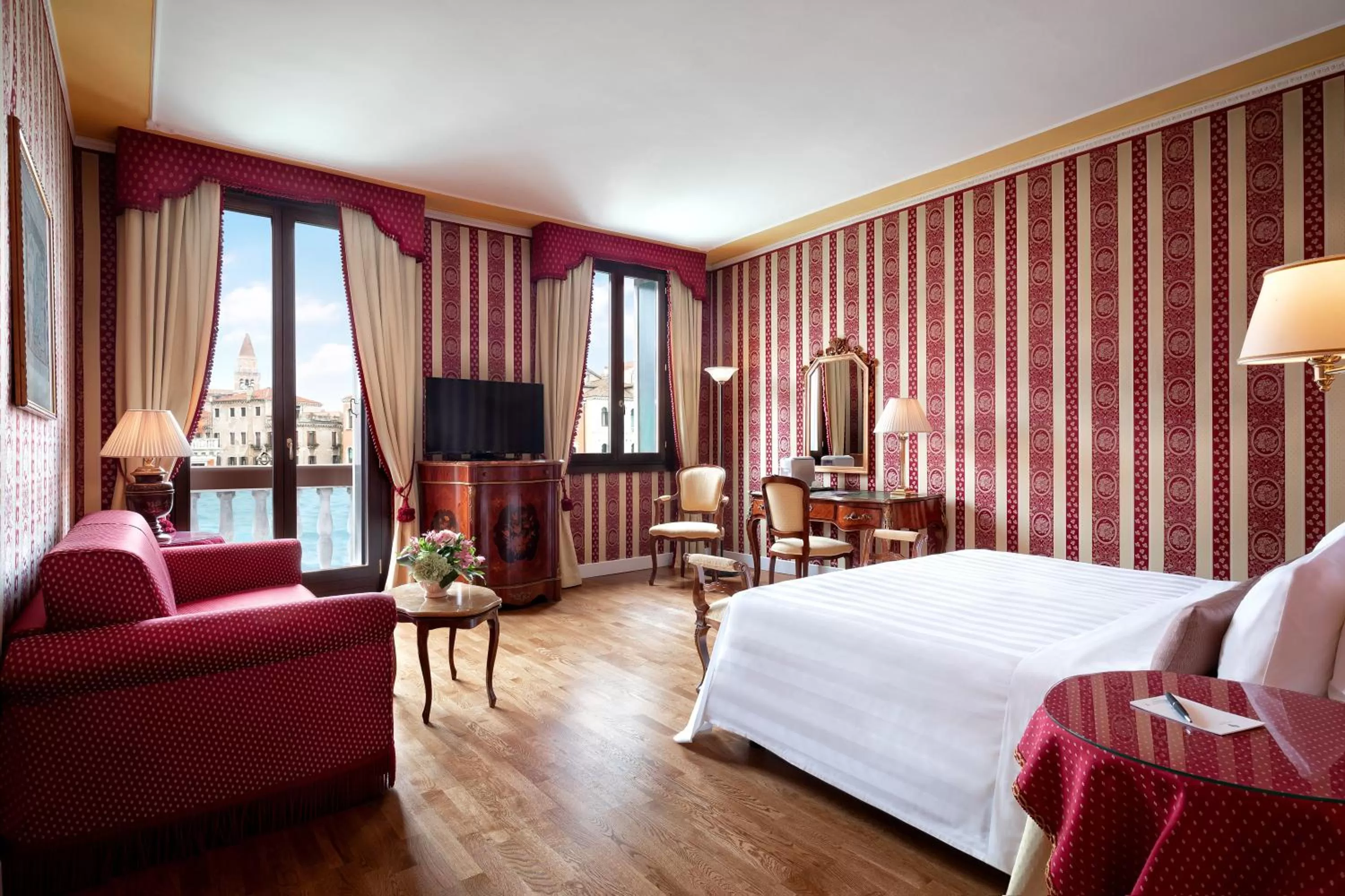 Exclusive Junior Suite Grand Canal View in Sina Palazzo Sant'Angelo