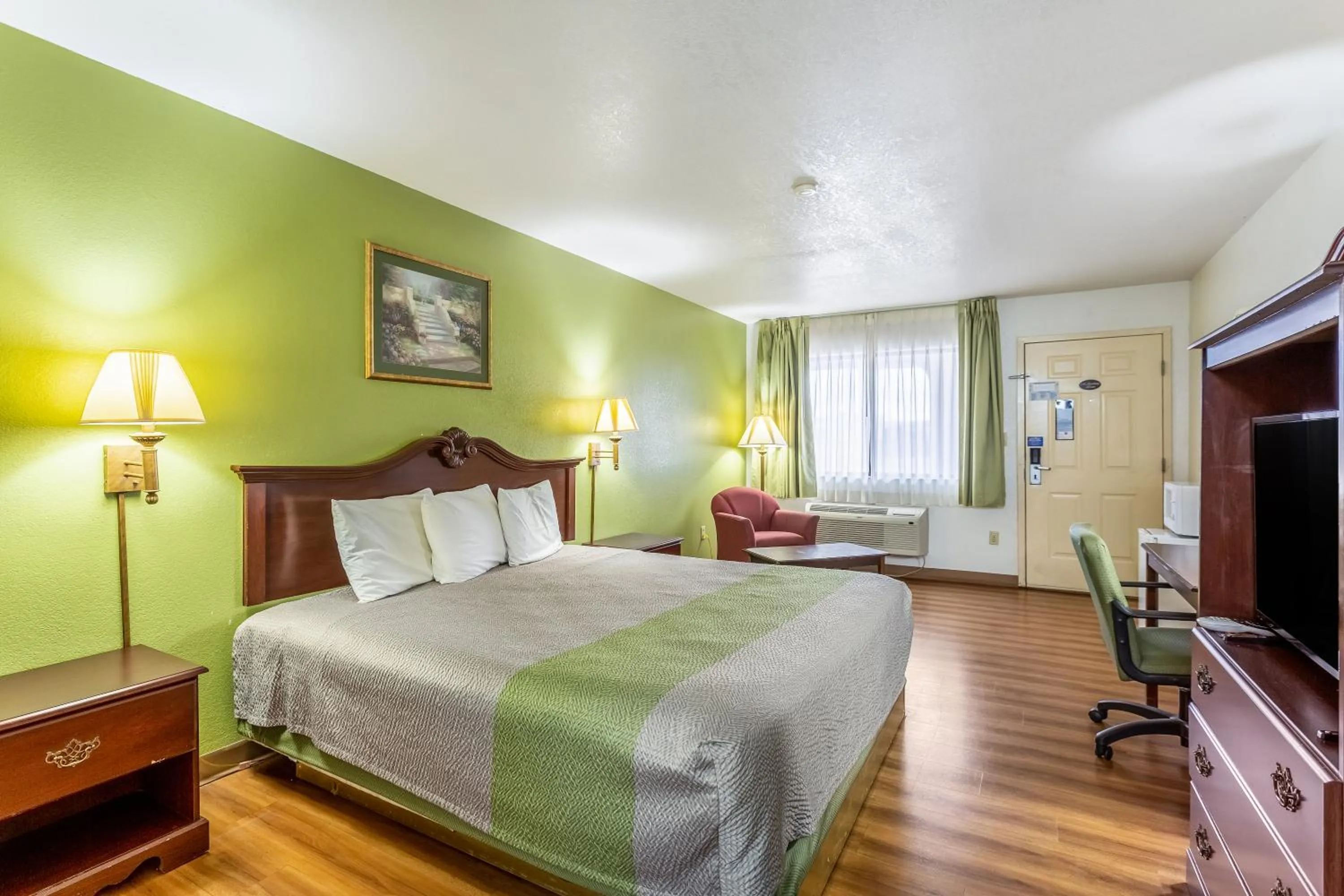 Queen Room with Two Queen Beds - Smoking in Rodeway Inn Santa Rosa