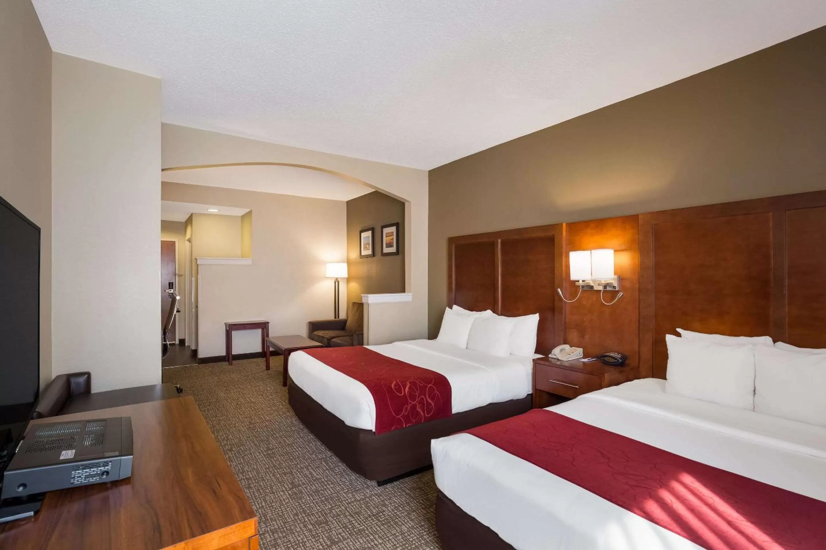 Queen Suite with Two Queen Beds in Comfort Suites Near University