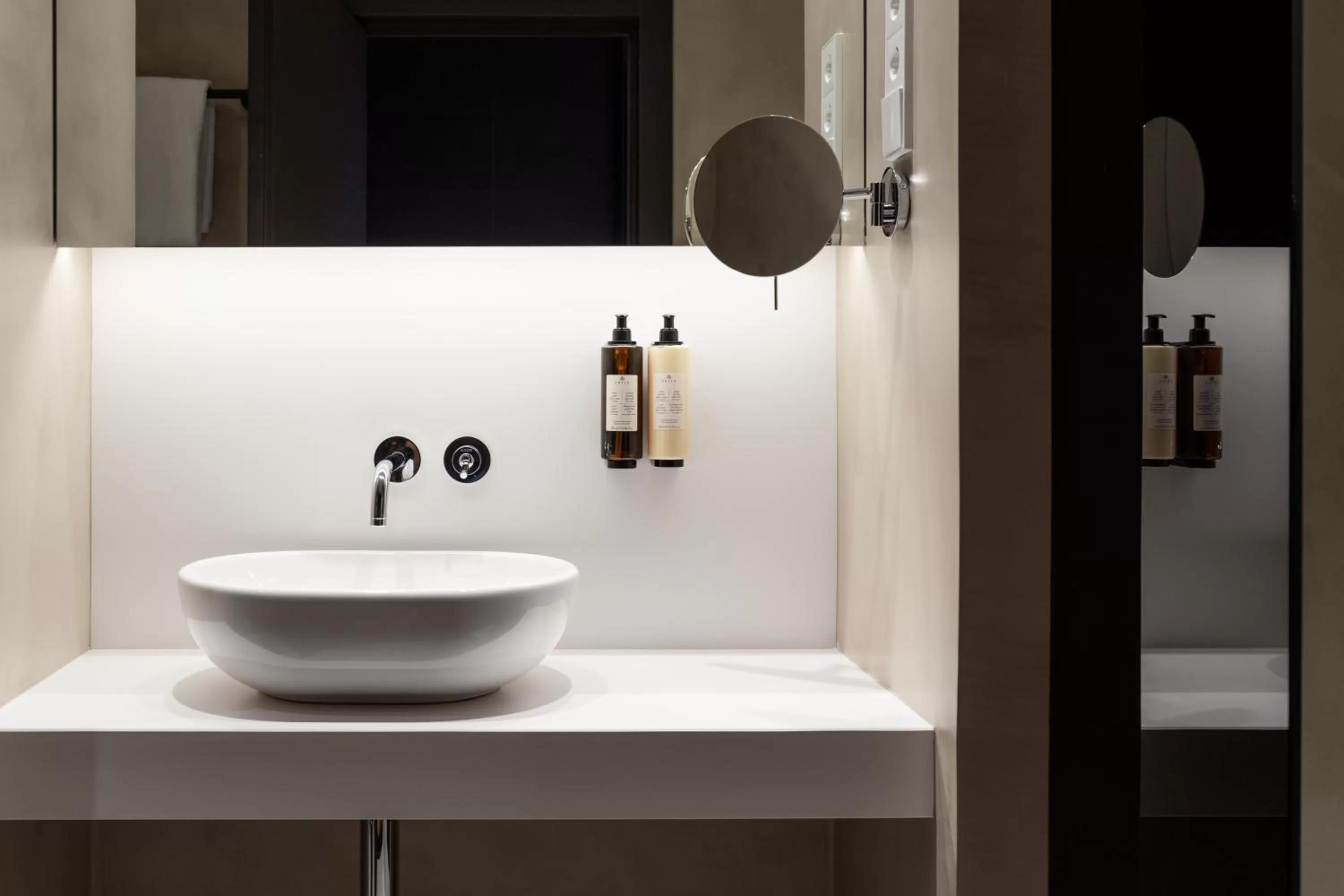 Collection Premium King Room with Sofa Bed in Alexandra Barcelona Hotel, Curio Collection by Hilton