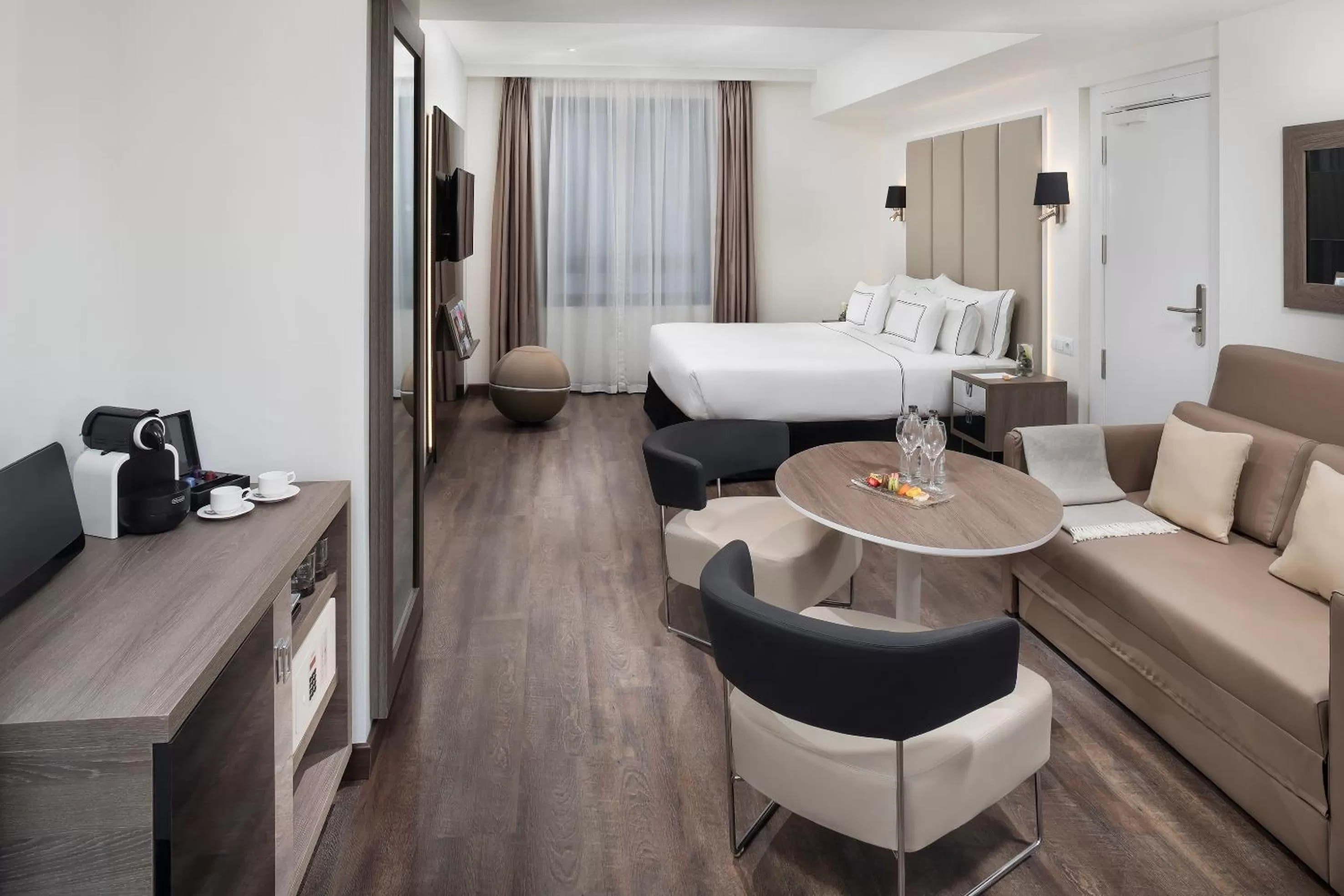 Photo of the whole room, Bed in Melia Madrid Serrano