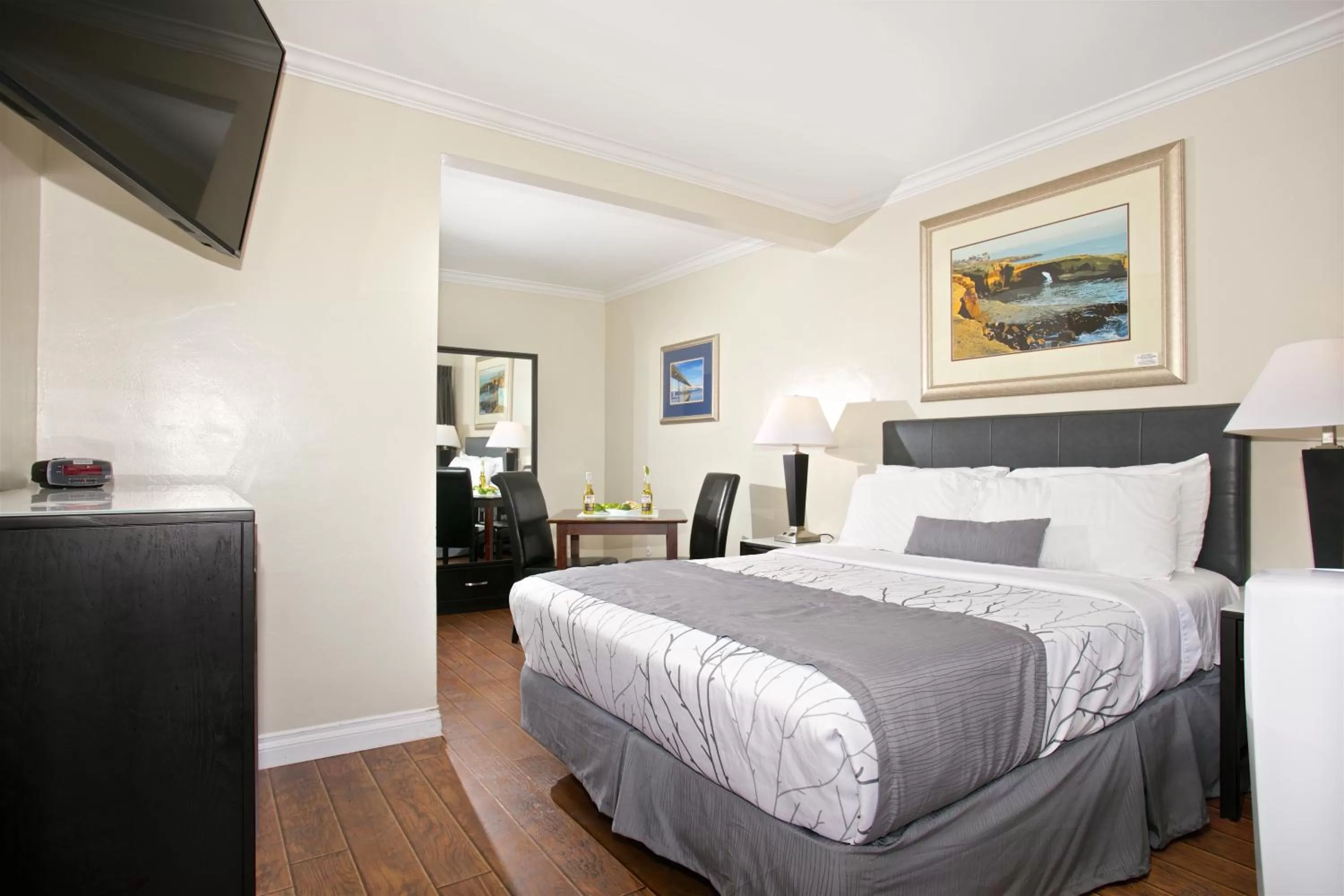 Pet friendly Courtside Room with 1 Queen Bed in Ocean Beach Hotel