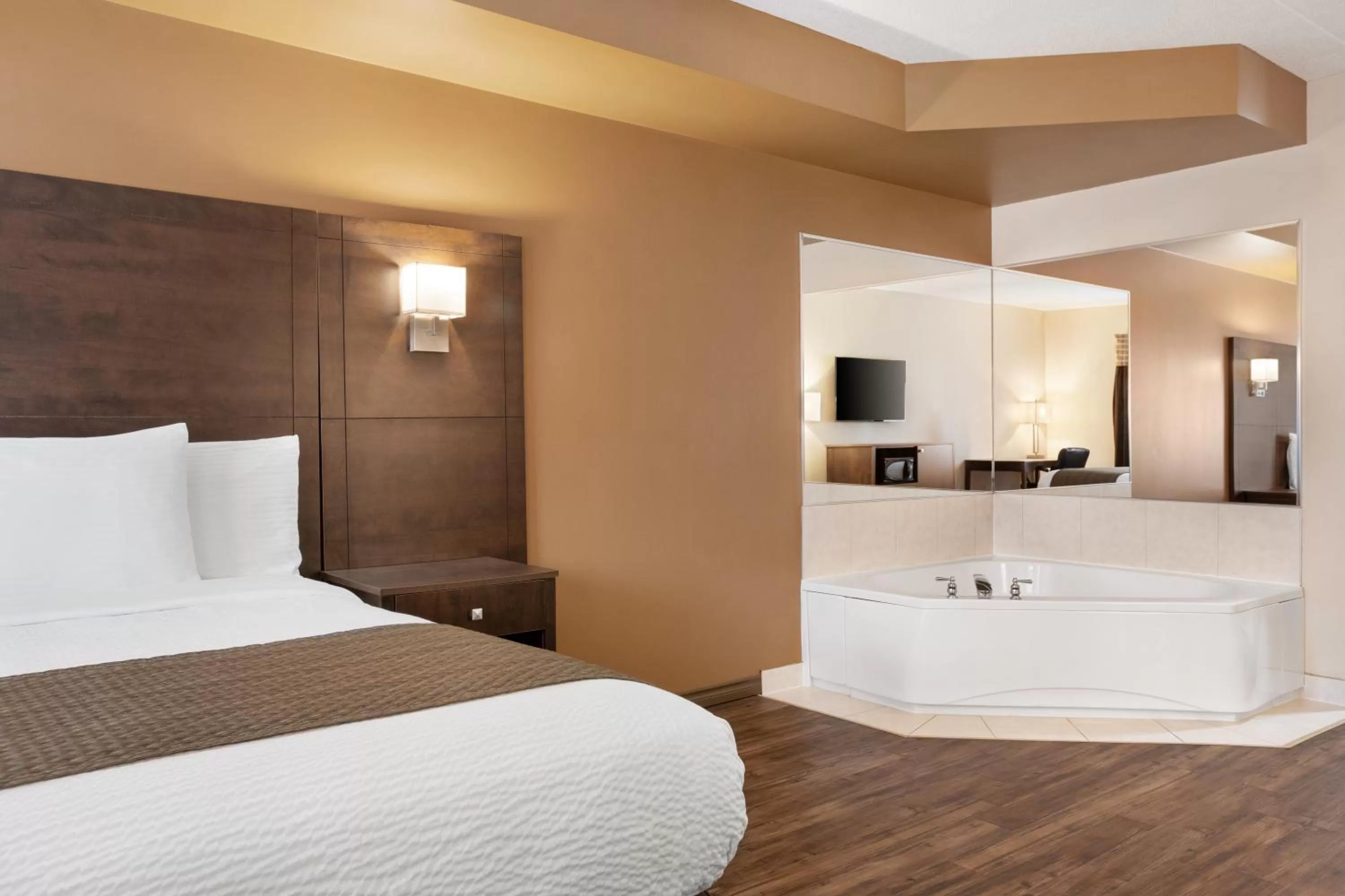 Deluxe King Suite - Non-Smoking in Days Inn by Wyndham Leamington