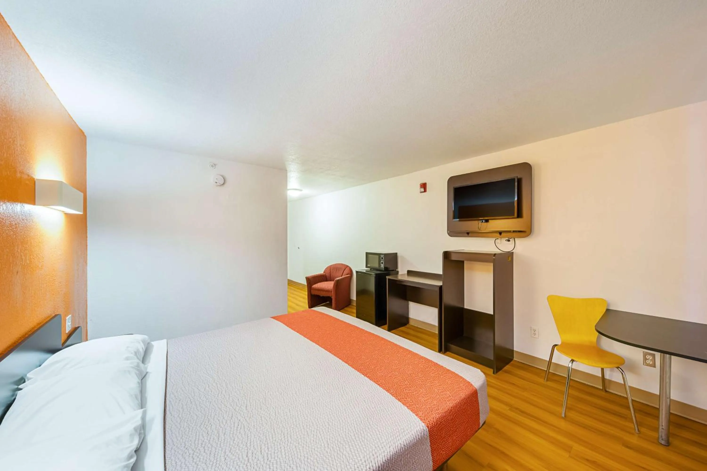 King Room with Roll-in Shower - Disability Access - Non-Smoking in Motel 6-Amarillo, TX