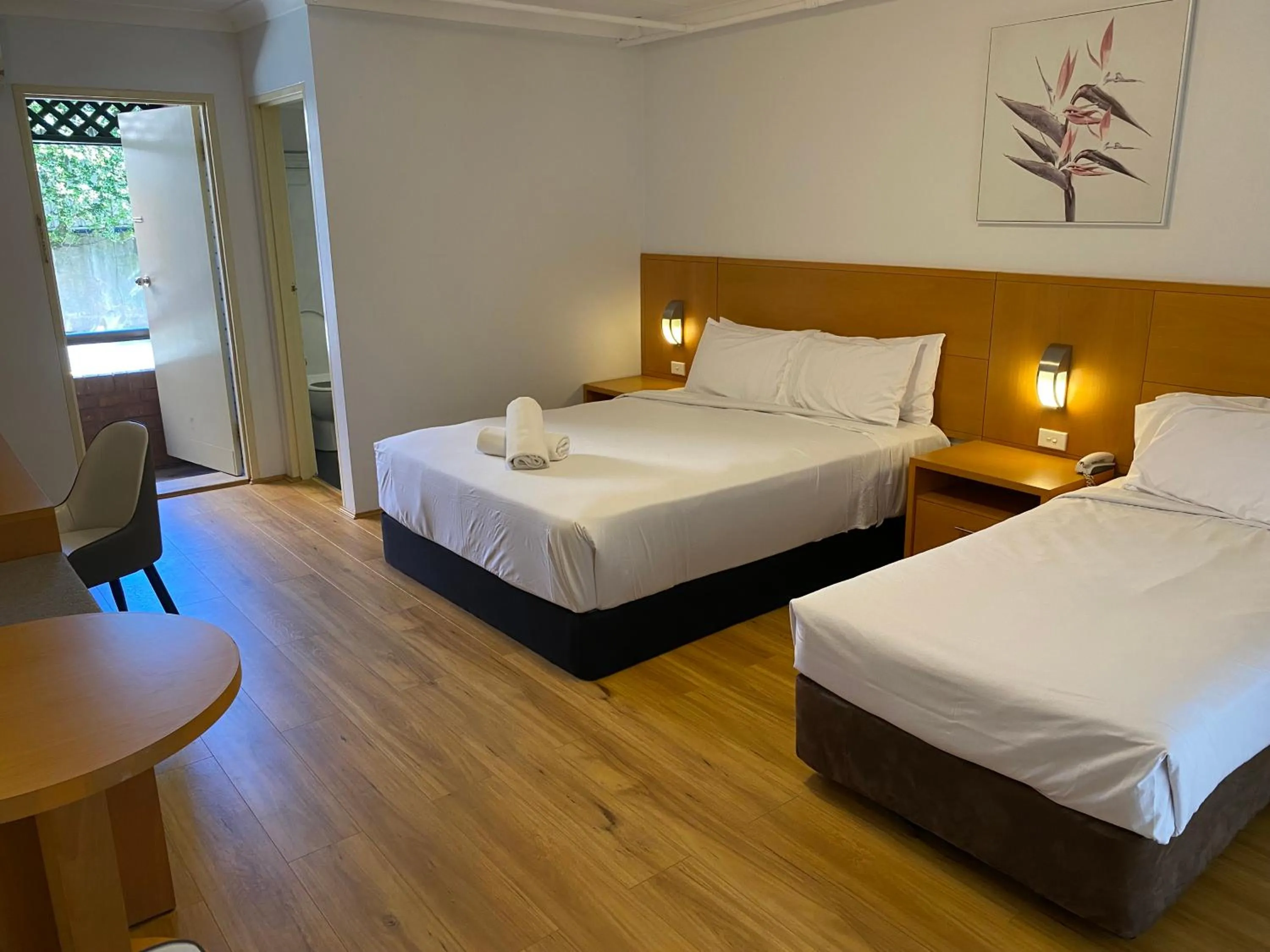 Deluxe Twin Room in Garden Lodge Sydney Hotel