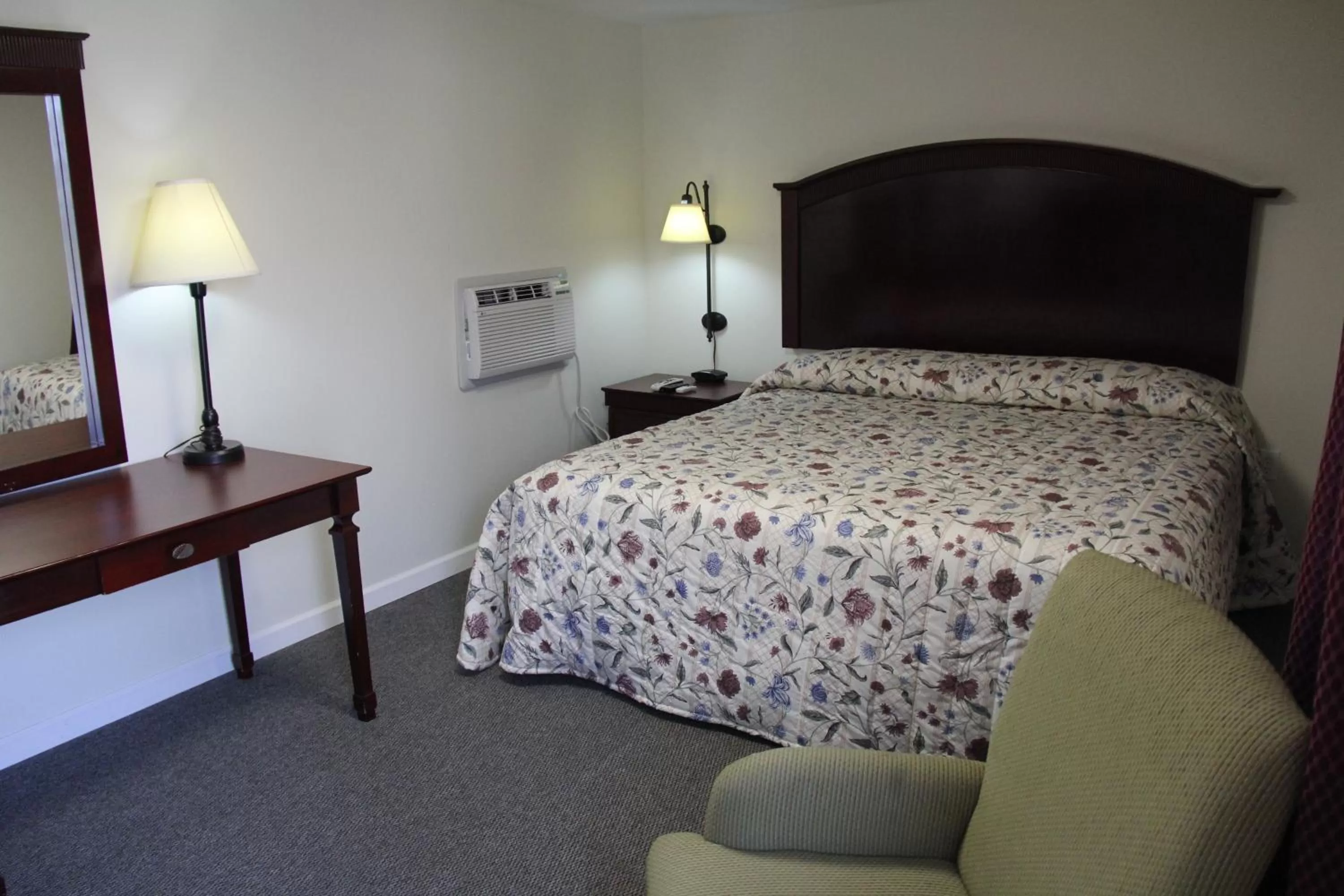 Deluxe King Suite in Pleasant Hill Motel