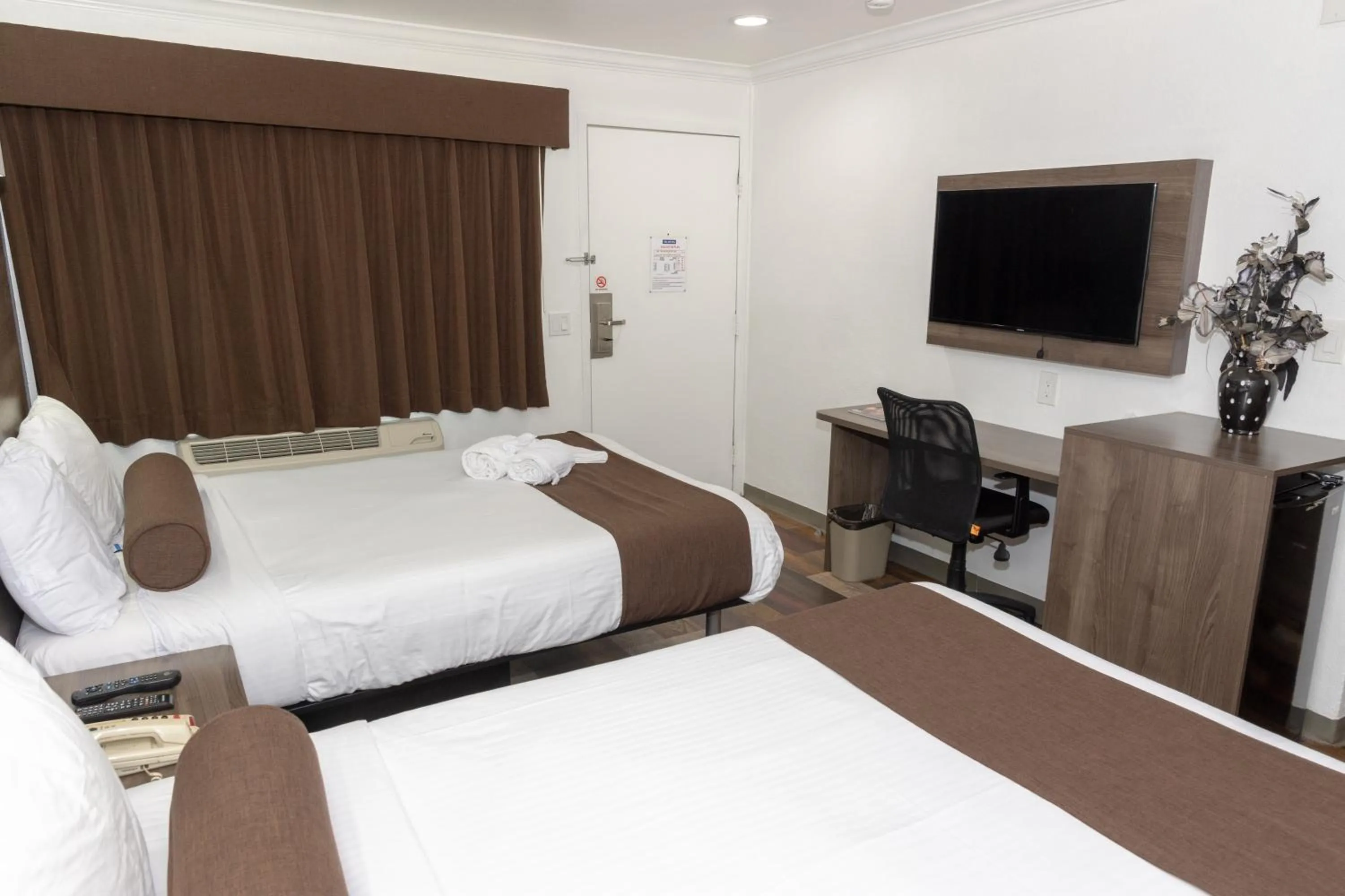 Double Room with Two Double Beds in Value Inn Bellflower