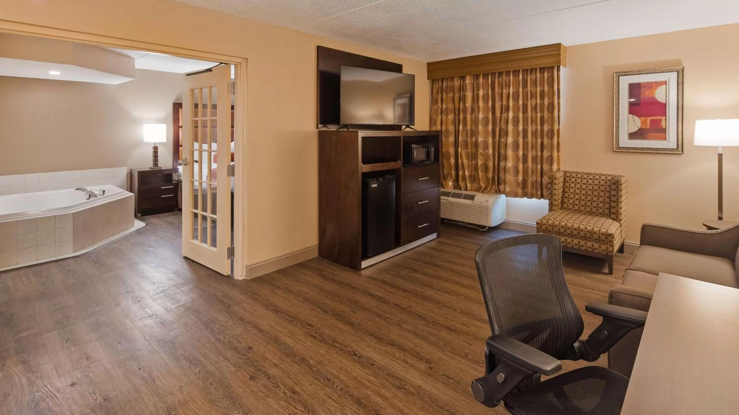 King Suite with Jacuzzi - Non-Smoking in Best Western Crossroads of the Bluffs