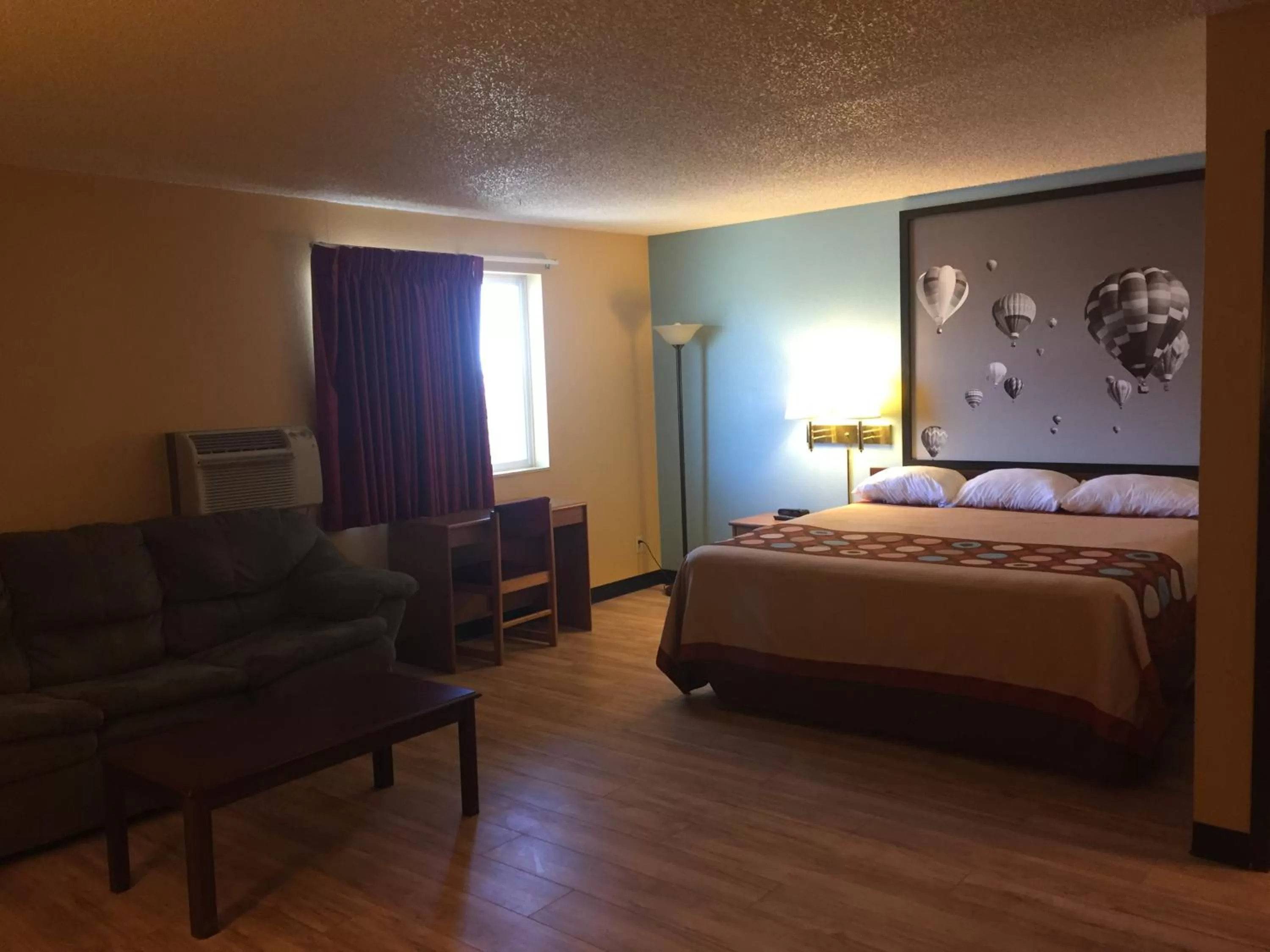 Deluxe King Suite in Super 8 by Wyndham Raton
