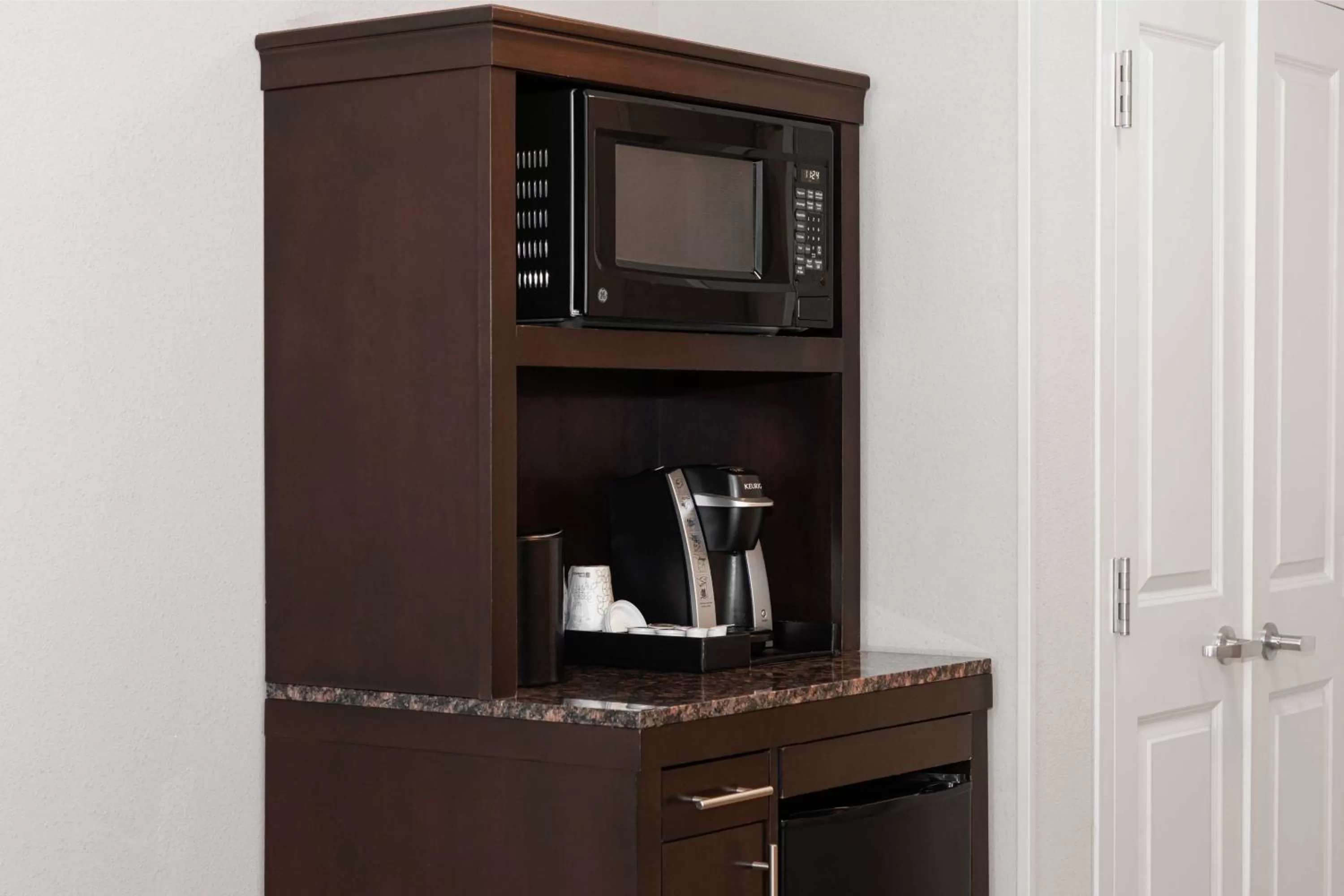 Queen Room with Two Queen Beds - Hearing Access in Hilton Garden Inn Midland