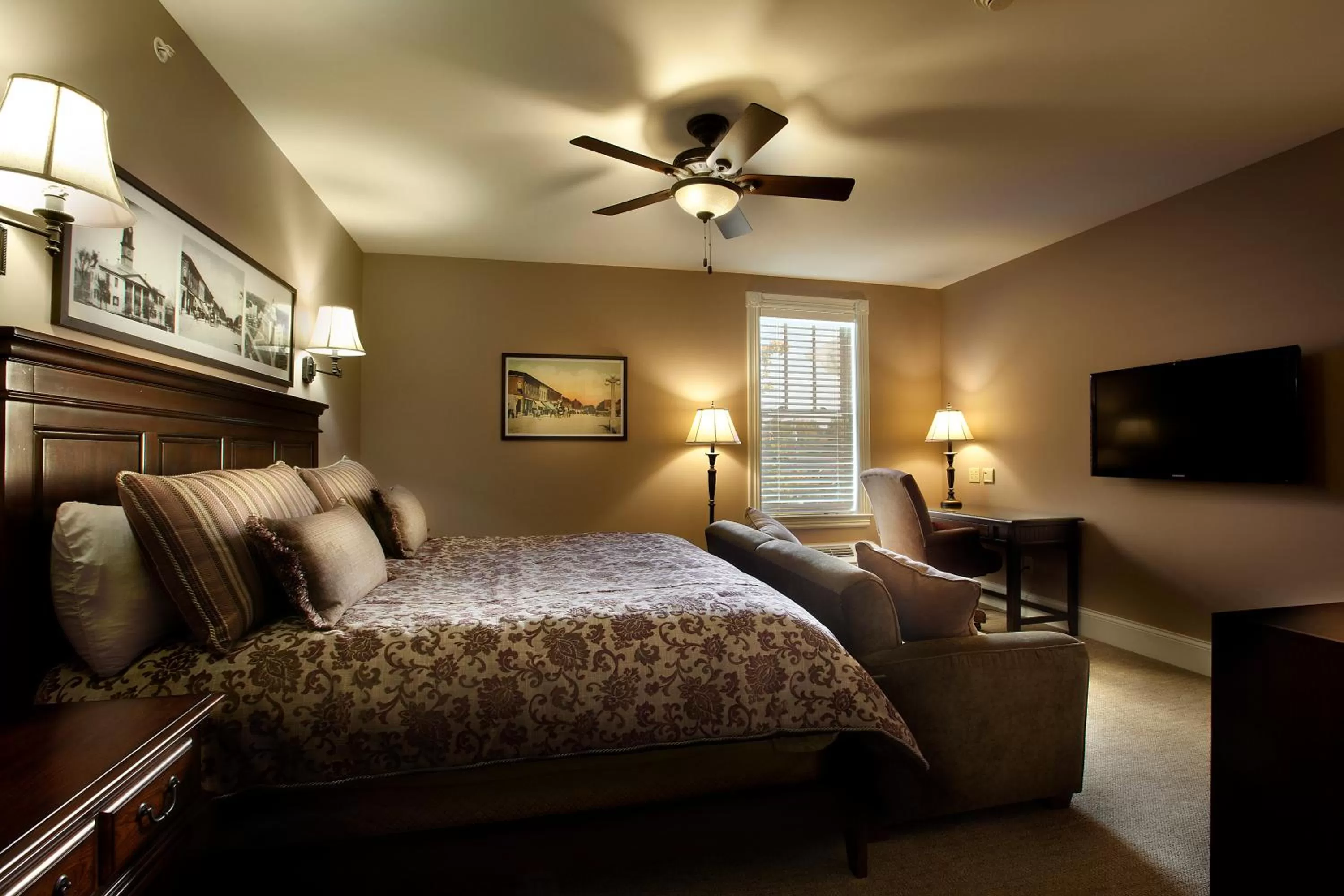 King Room with Sofa Bed - Non-Smoking in Grant Street Inn - Bloomington