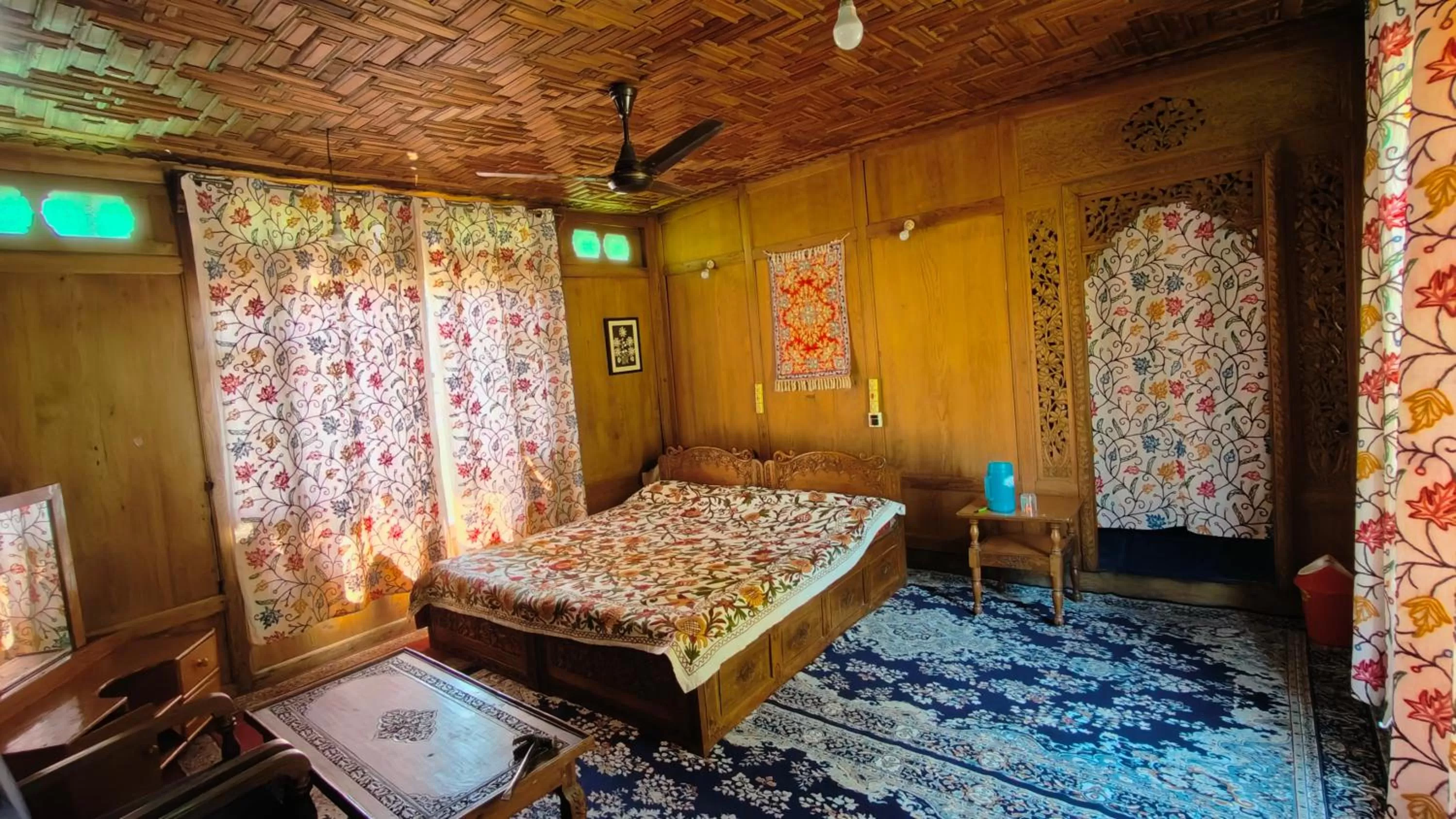 Deluxe Double or Twin Room with Lake View in Houseboat Karima palace