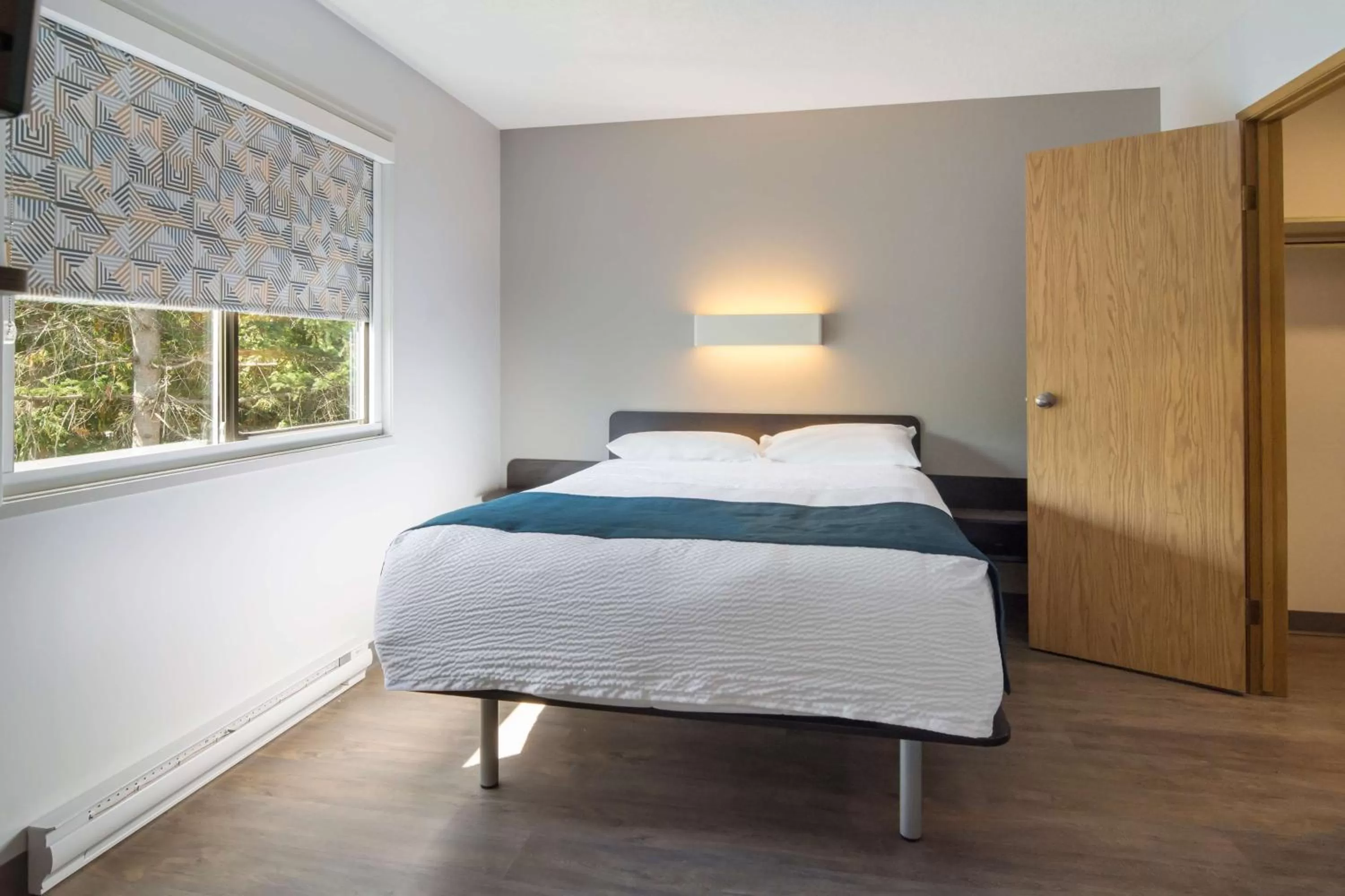 Deluxe Queen Room - Non-Smoking in Motel 6-Saanichton, BC - Victoria Airport