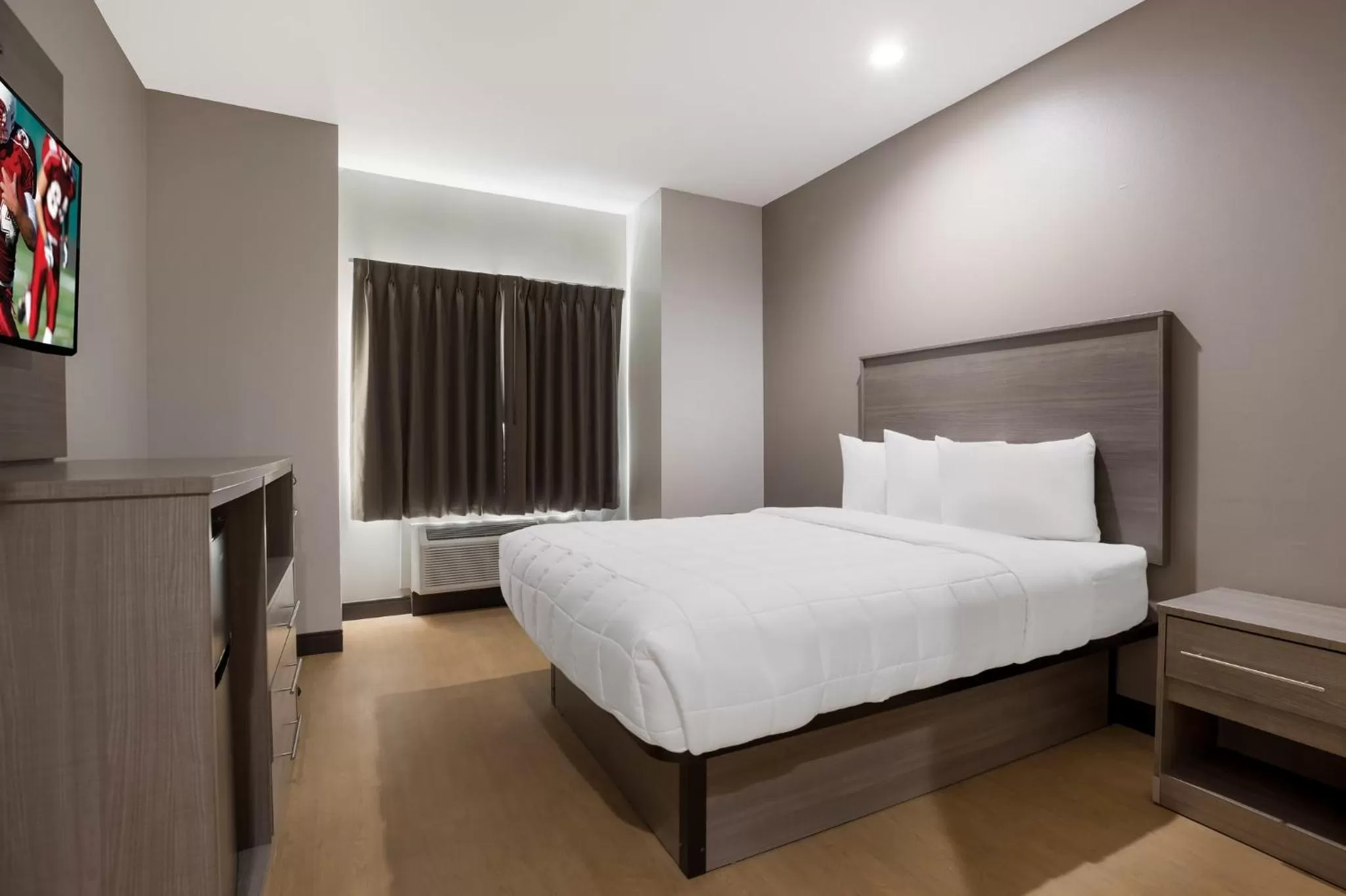 Deluxe Room with One Queen Bed Disability Access Roll-In Shower Non-Smoking in Red Roof Inn Sulphur