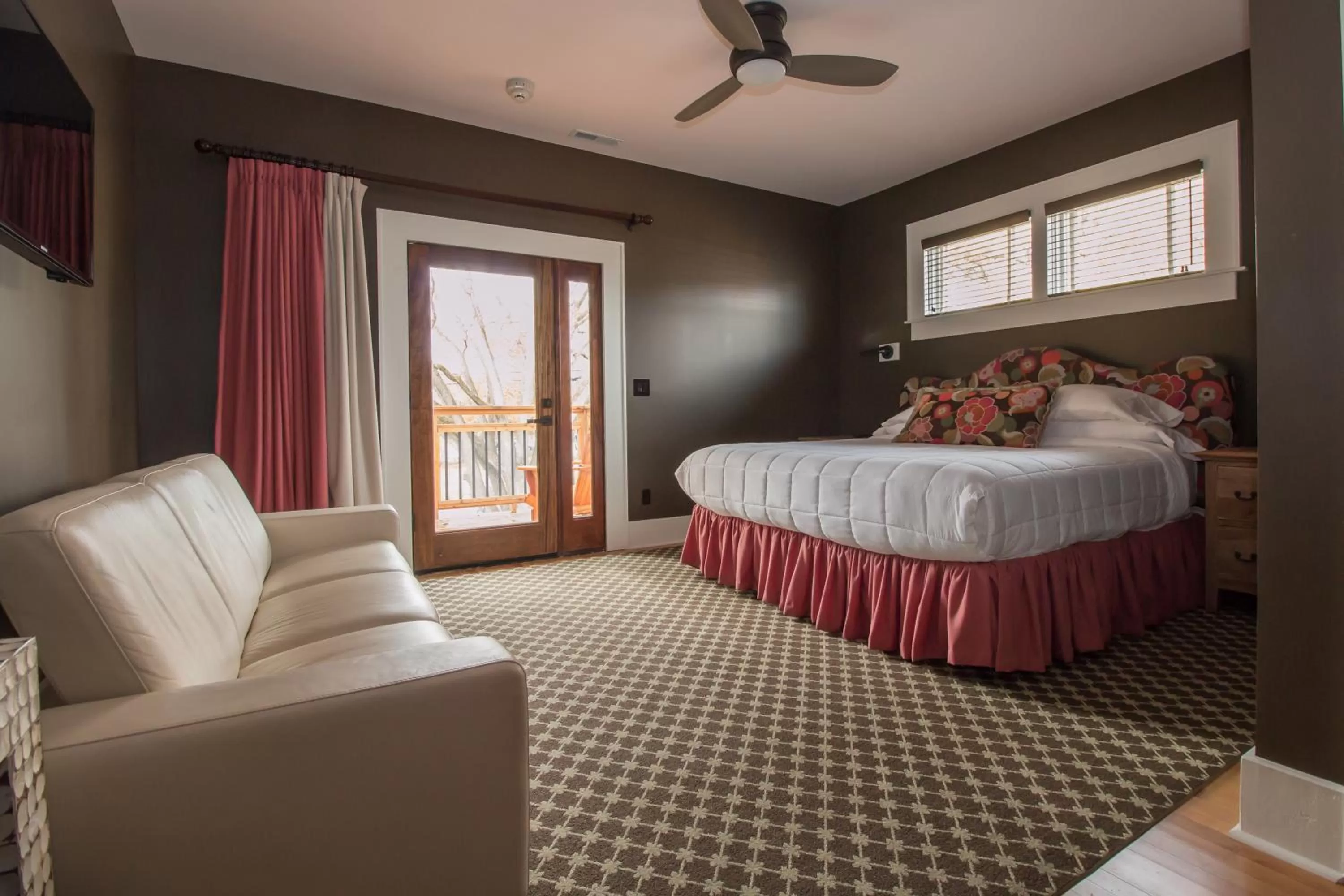 King Room with Balcony in Hotel Broad Ripple