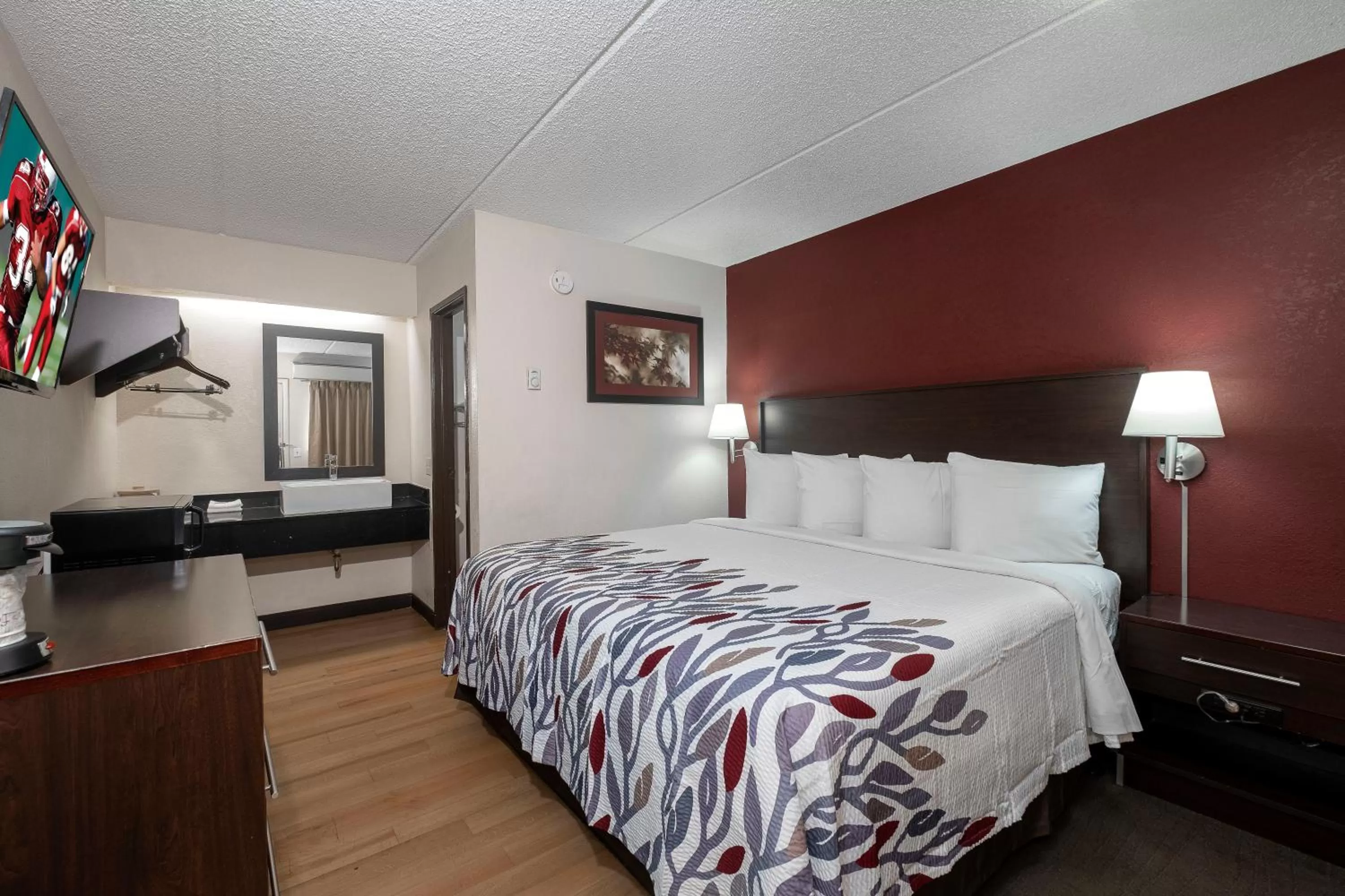 Deluxe King Room Non-Smoking in Red Roof Inn Champaign - University