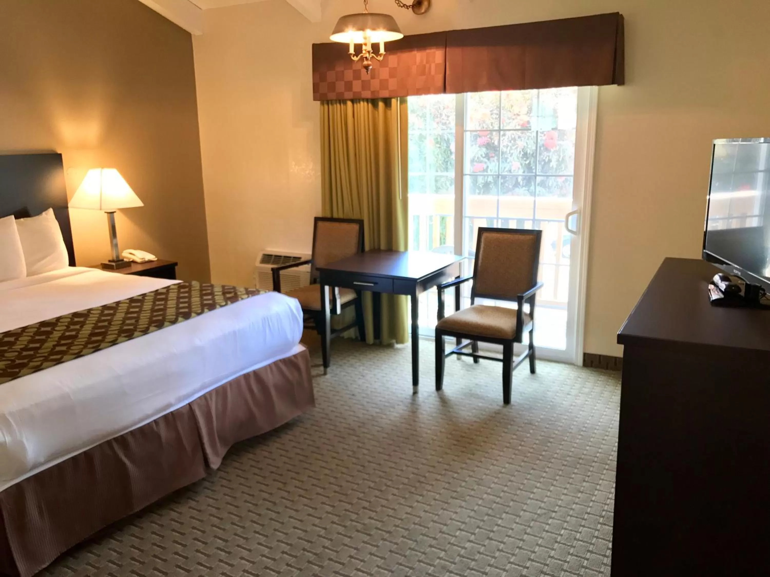 Deluxe King with Balcony in Fireside Inn