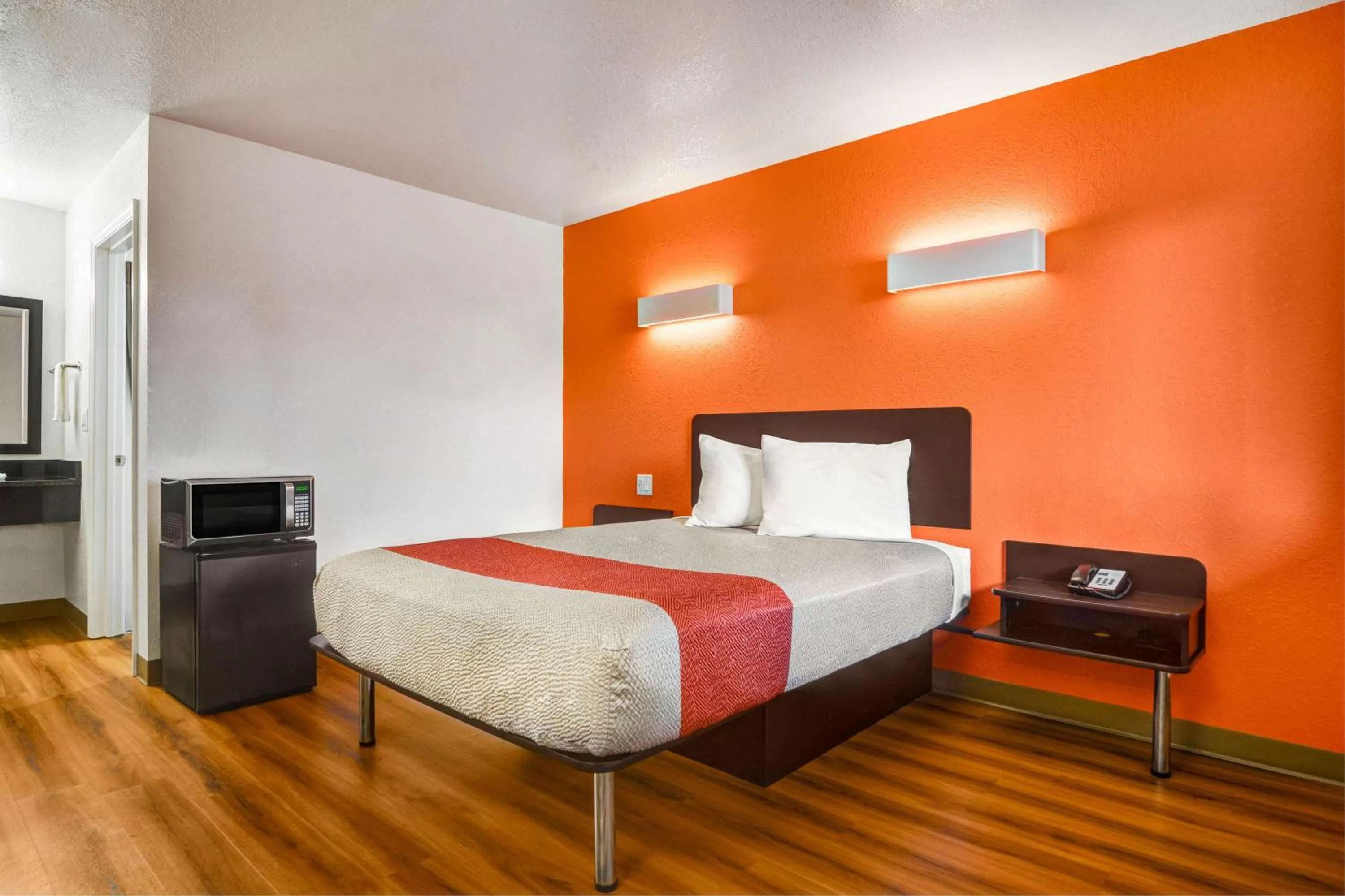 Deluxe Queen Room - Smoking in Motel 6-Moultrie, GA