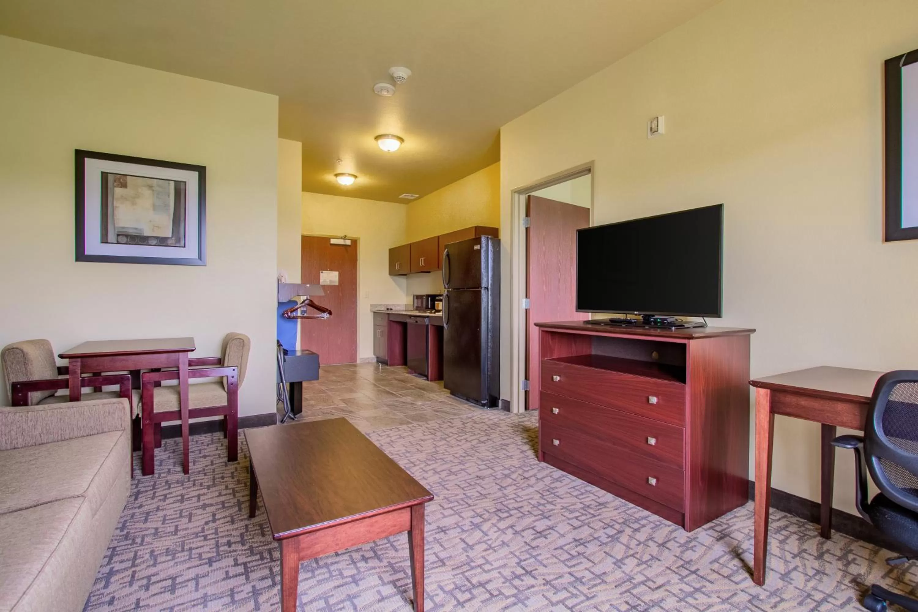 Deluxe King Suite in Cobblestone Hotel & Suites - Orrville