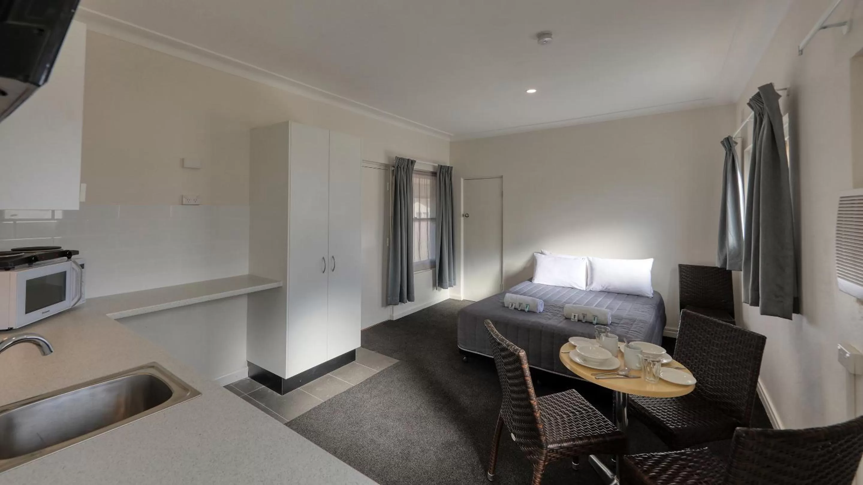 Dining area, Bed in Cowra Motor Inn