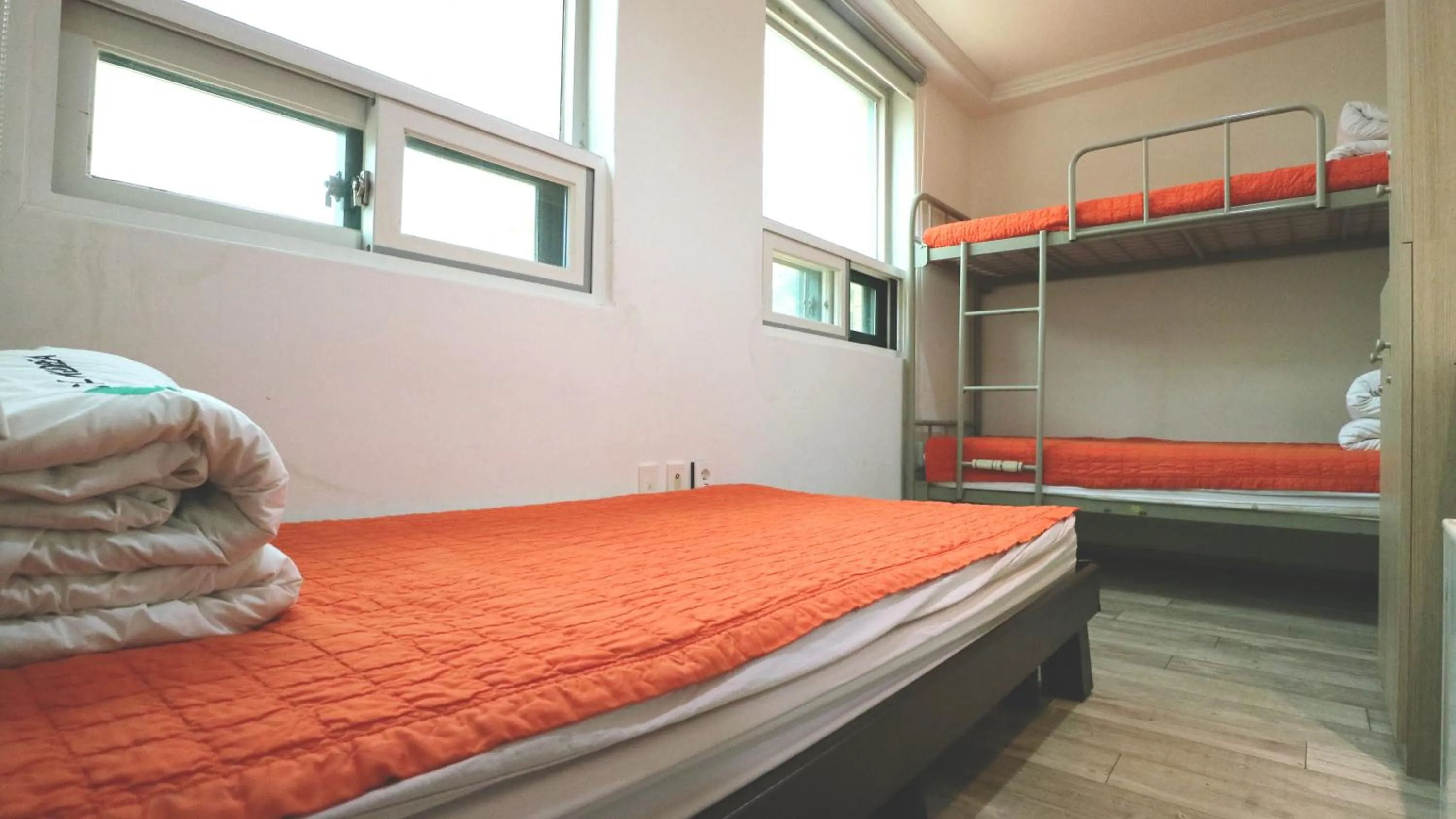 Bed in 3-Bed Female Dormitory Room with Shared Bathroom in Hostel Korea - Original