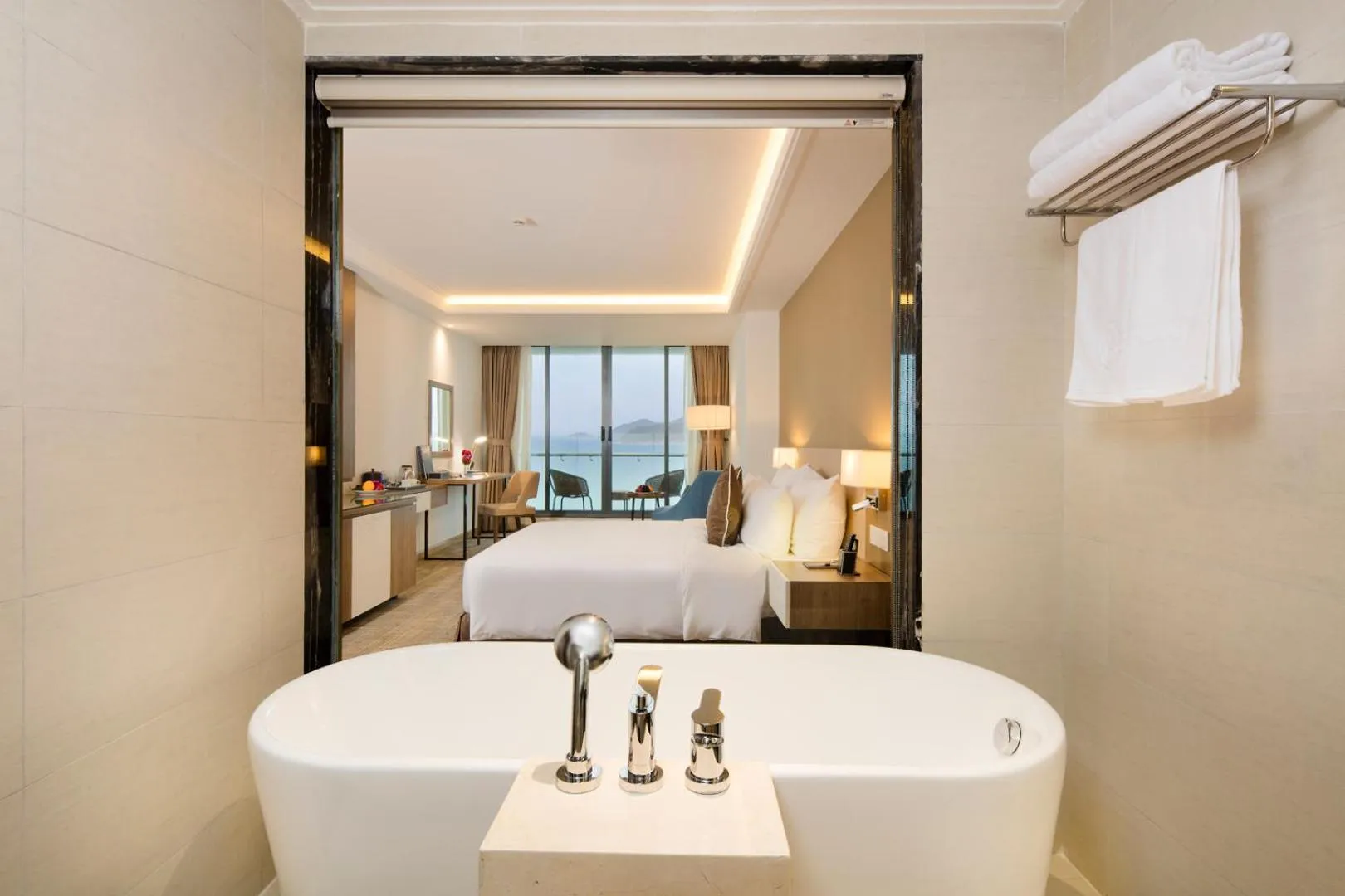 Premier Deluxe Double Room with Sea View in Comodo Nha Trang Hotel