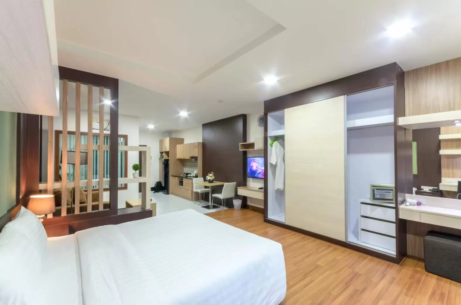 Deluxe Double Room in Eastpana Hotel - SHA Extra Plus