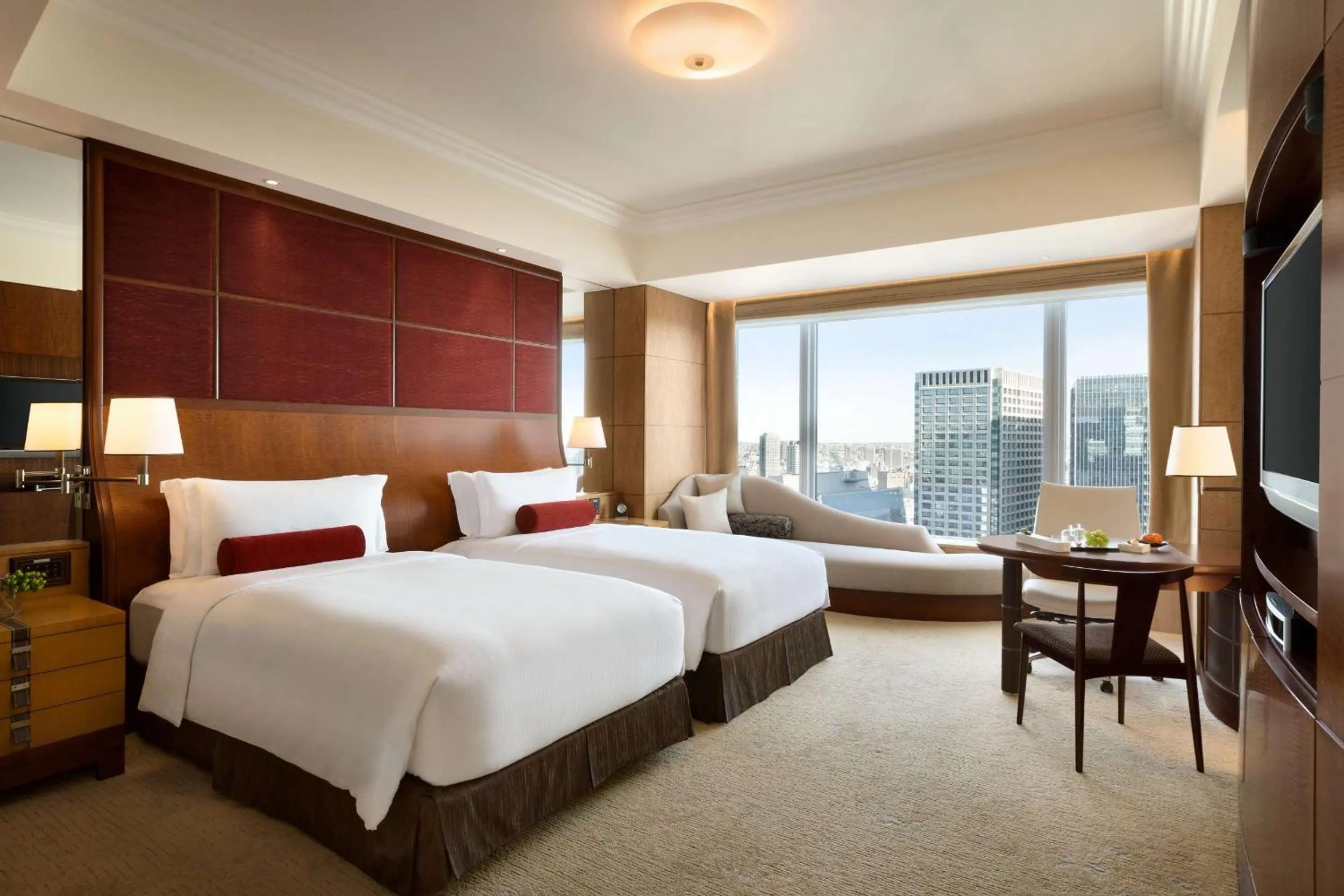 Photo of the whole room, Bed in Shangri-La Tokyo