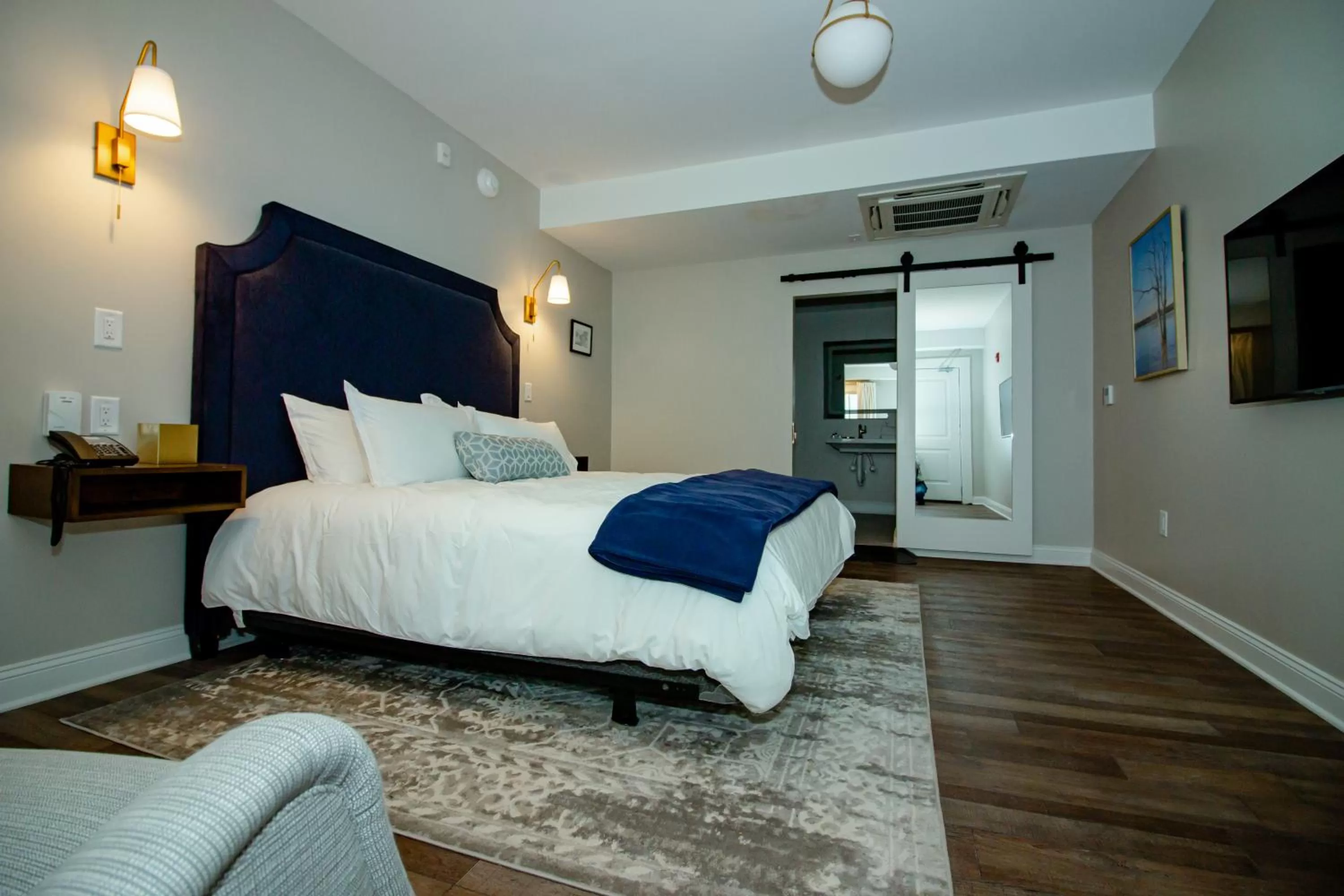 King Room - Disability Access in The Colonial Inn, an Ascend Collection Hotel