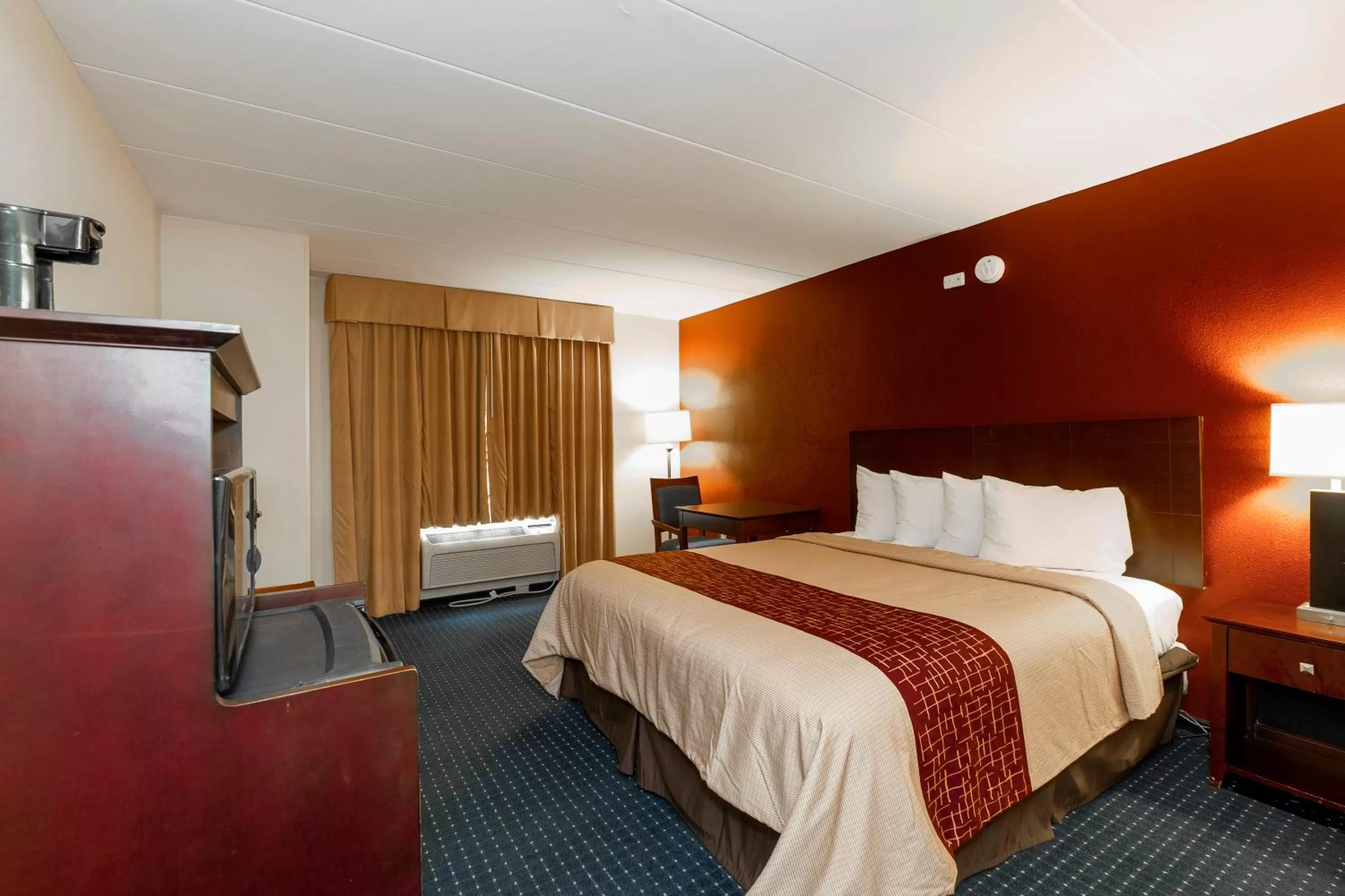 Superior King Room Disability Access Non-Smoking   in Red Roof Inn Annapolis