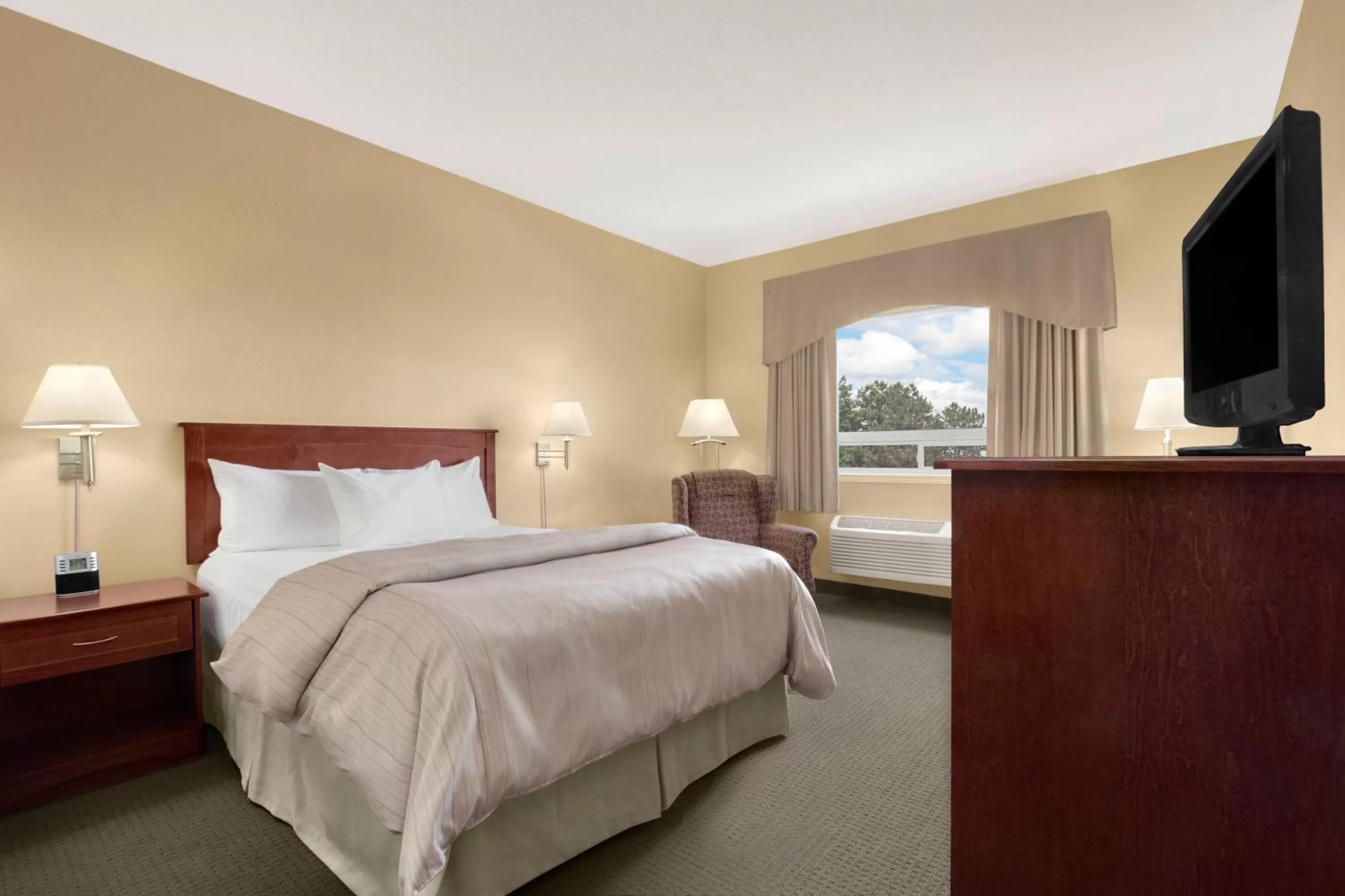 Queen Room - Mobility Access/Non-Smoking in Days Inn & Suites by Wyndham Brandon
