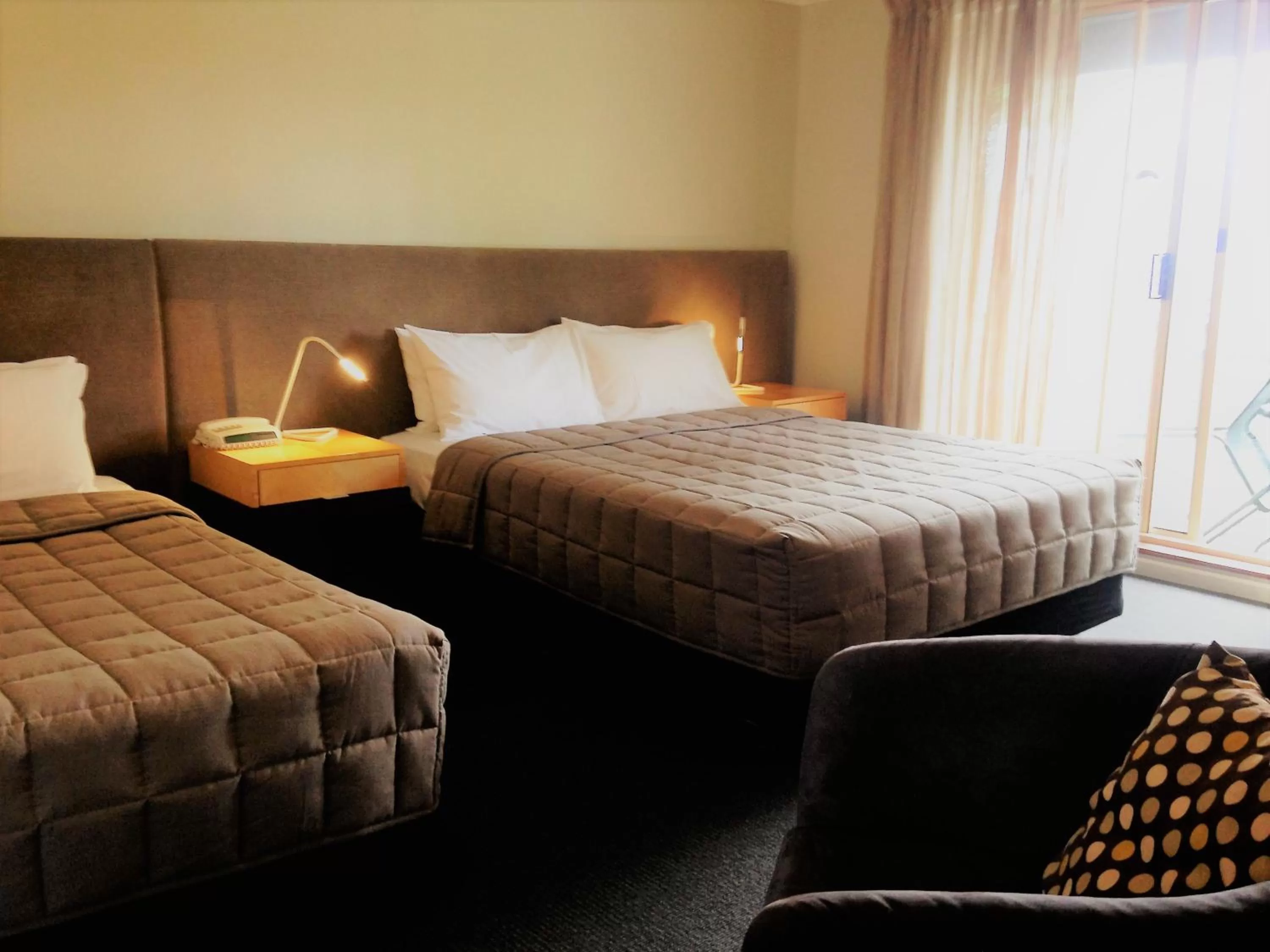 Executive Twin Room with Private Balcony in Park Ridge Retreat