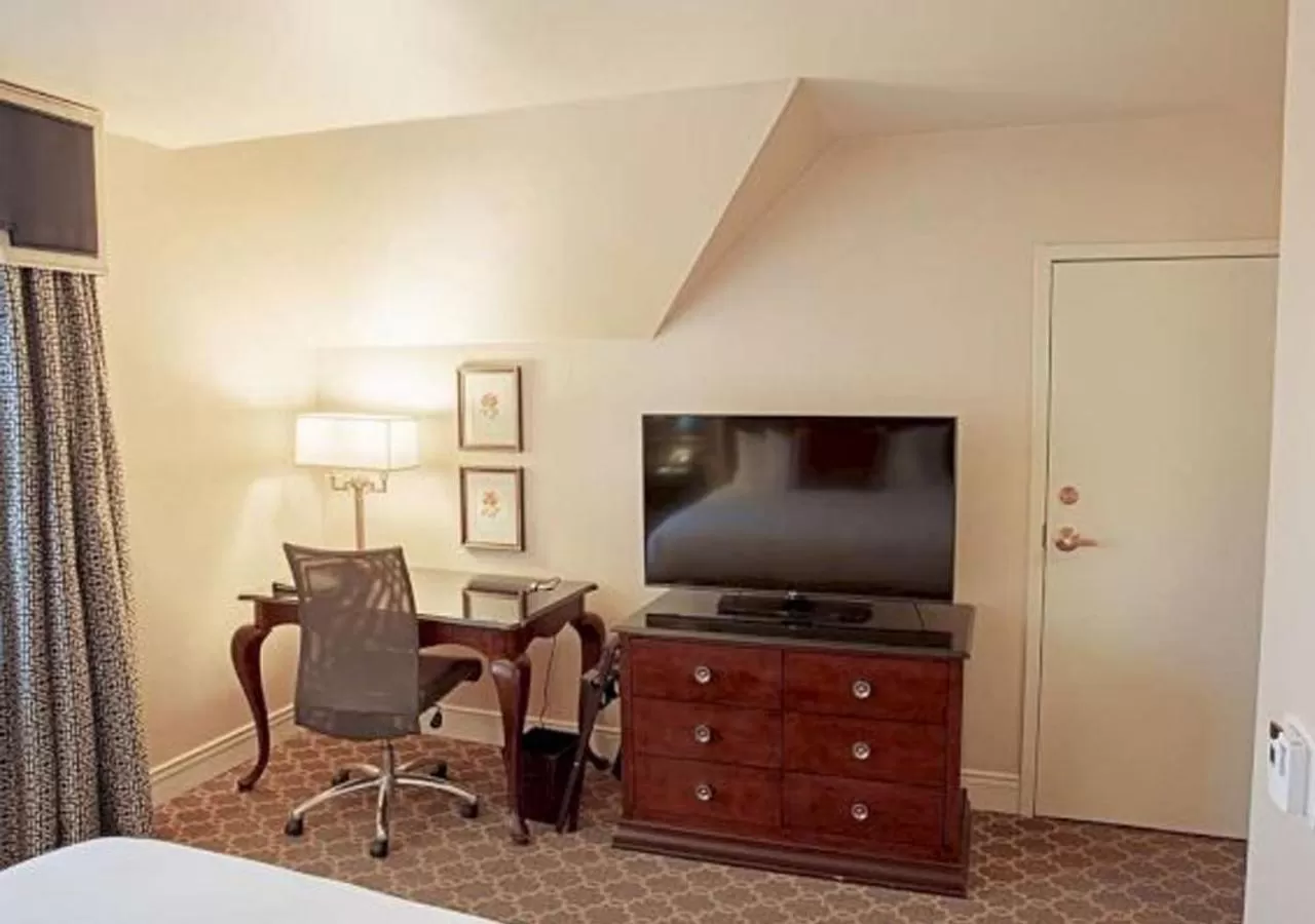 Double Room with Two Double Beds - Hearing Access in Hotel Roanoke & Conference Center, Curio Collection by Hilton